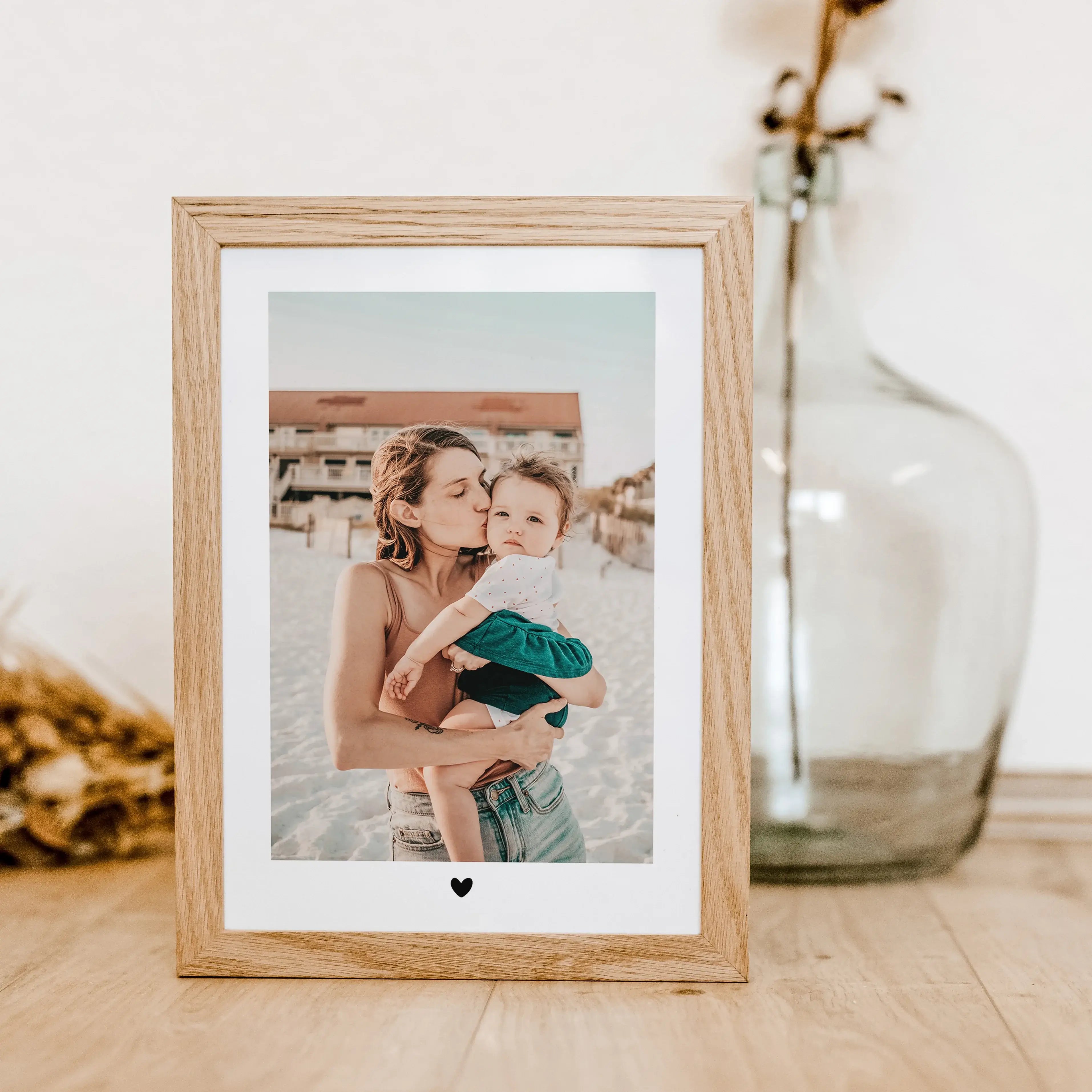 Foto Poster Heart - Personalisiertes Poster - famprints - Gestalte dein ganz persönliches Foto Poster Heart und halte die schönsten Momente mit deinen Liebsten für immer fest! Dieses einzigartige Poster verbindet dein Lieblingsfoto mit einem liebevollen H