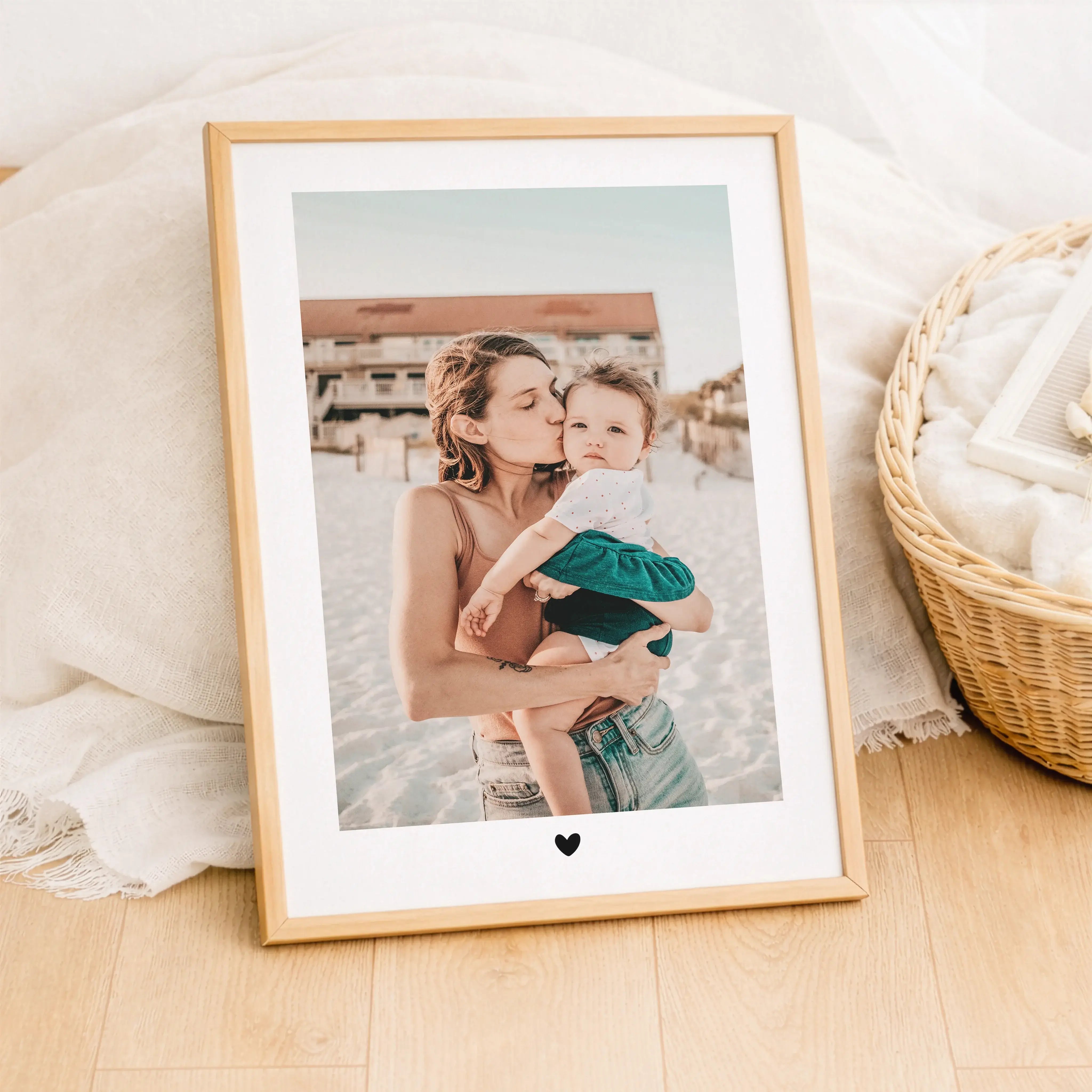 Foto Poster Heart-Personalisiertes Poster-famprints-Mit dem Foto Poster Heart von famprints gestaltest du aus deinem Lieblingsfoto ein persönliches Wandbild mit klarer Botschaft. Das dezente Herzmotiv setzt dein Bild bewusst in den Mittelpunkt und macht d