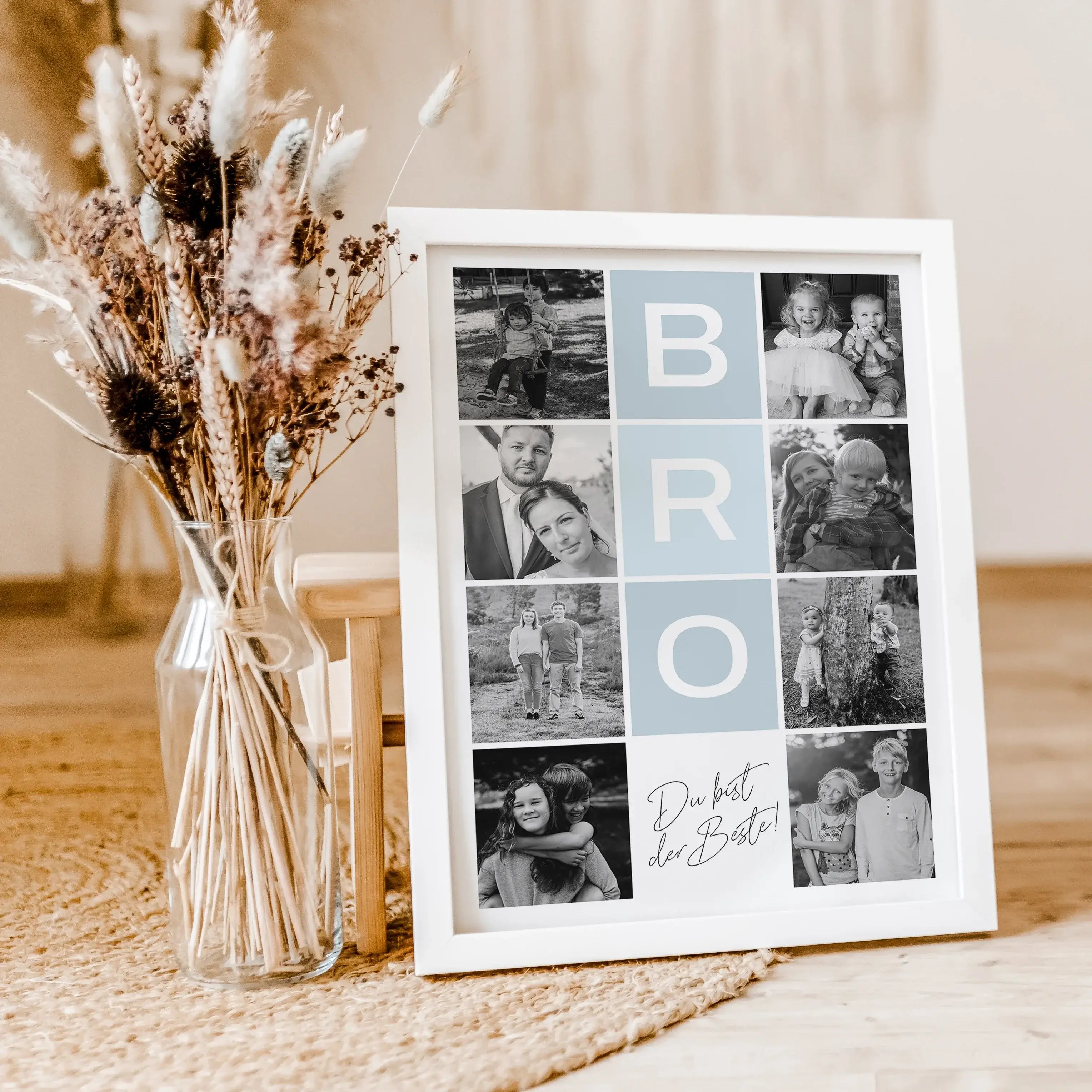 Bro Fotocollage - Personalisiertes Poster - famprints - Suchst du nach einem einzigartigen Geschenk für deinen Bruder? Die Bro Fotocollage ist die perfekte Wahl! Dieses personalisierte Poster kannst du mit bis zu 8 Fotos gestalten und so eure schönsten ge