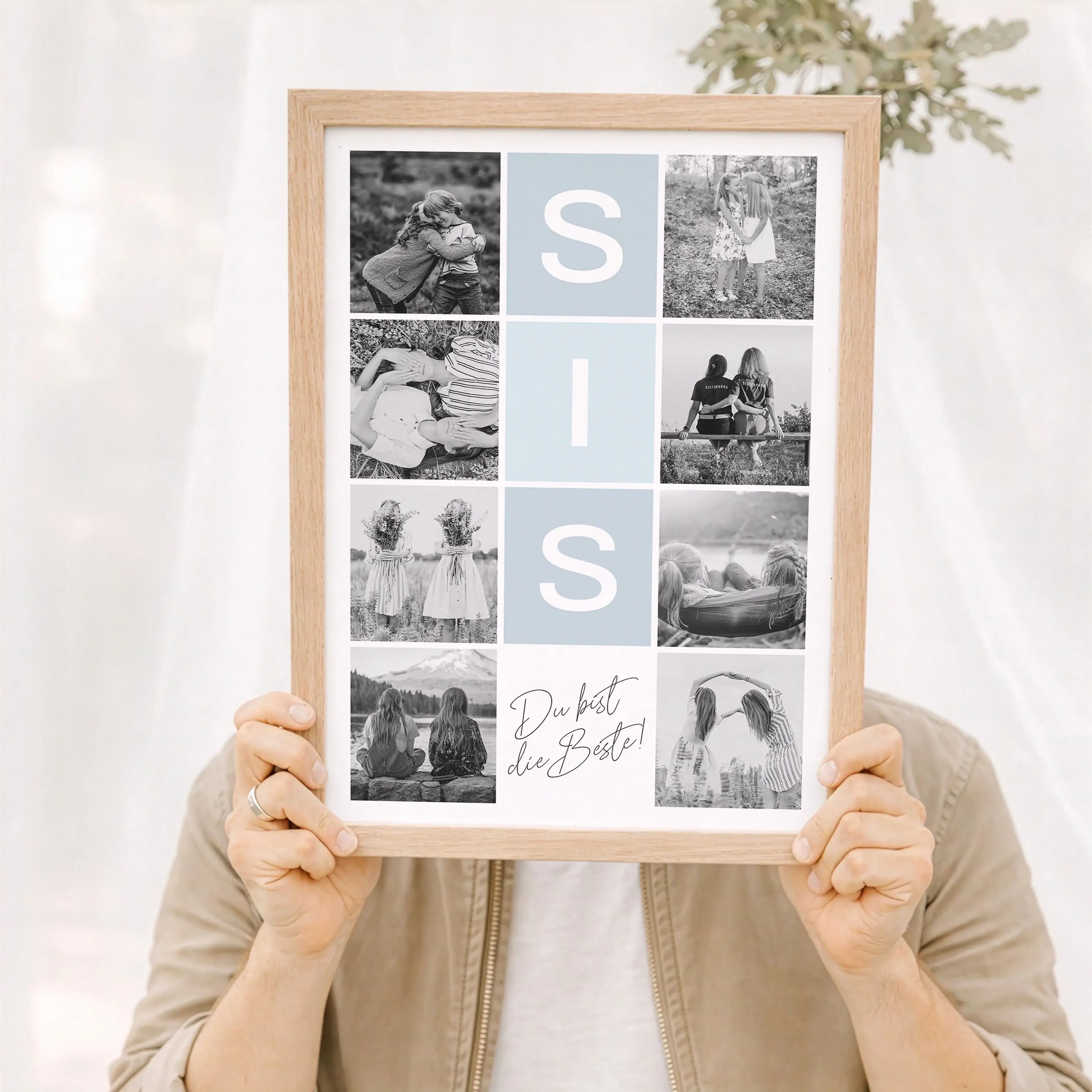 Sis Fotocollage-Personalisiertes Poster-famprints-Die Sis Fotocollage von famprints ist eine persönliche Art, eure Verbindung sichtbar zu machen. Aus mehreren Lieblingsfotos entsteht ein harmonisches Poster, das eure gemeinsamen Momente modern und ruhig i