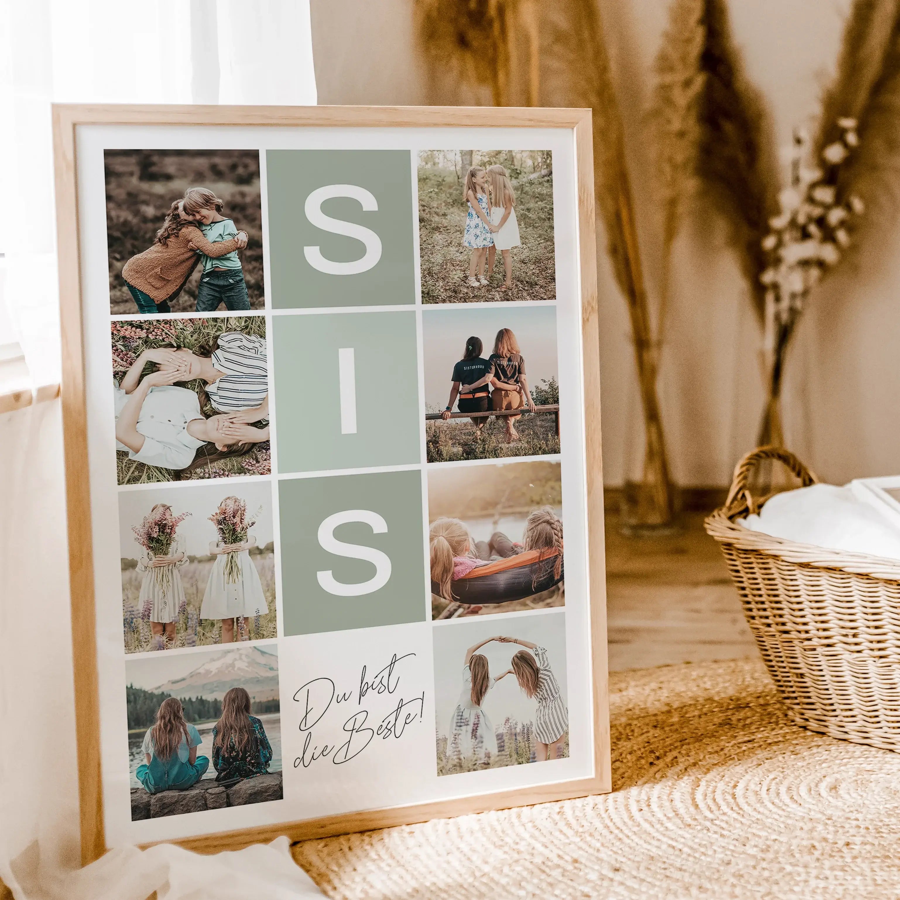 Sis Fotocollage - Personalisiertes Poster - famprints - Suchst du nach einem einzigartigen Geschenk für deine Schwester? Die Sis Fotocollage ist die perfekte Wahl, um deine schönsten gemeinsamen Momente stilvoll zu verewigen. Mit der Möglichkeit, deine Li