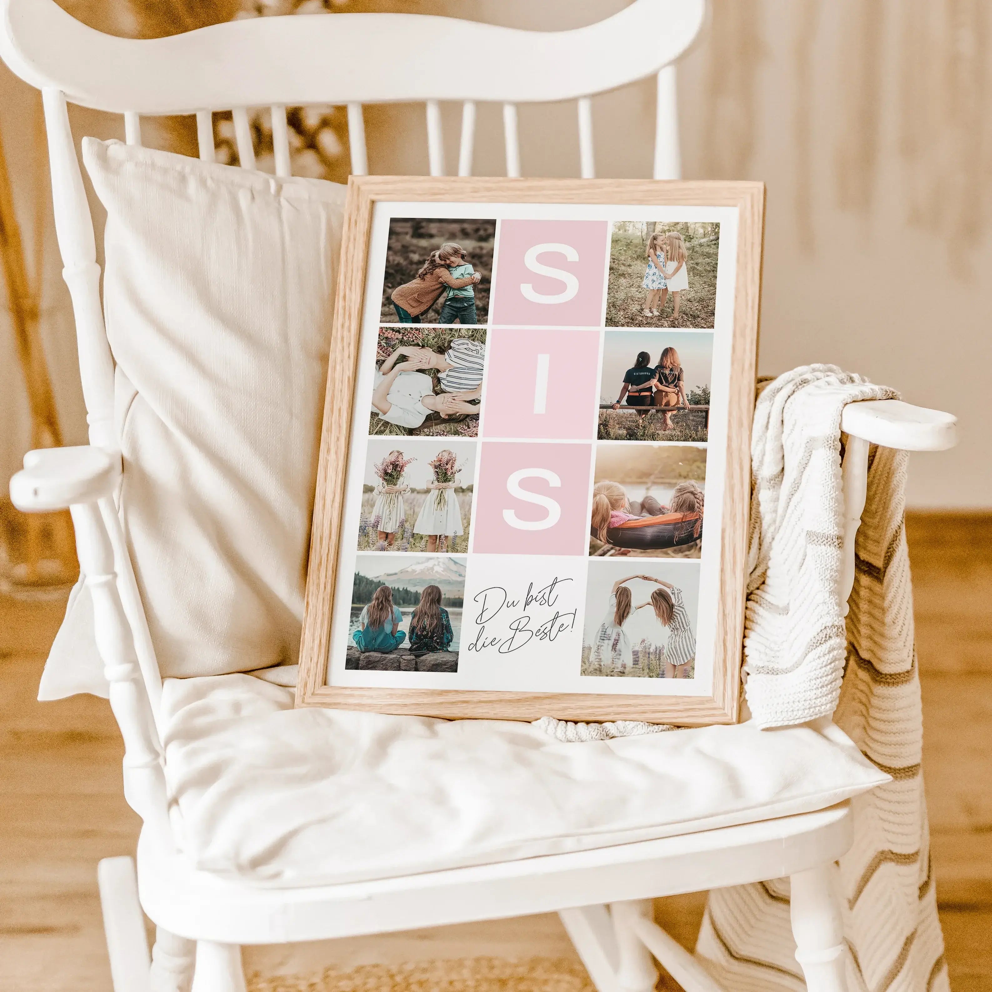 Sis Fotocollage - Personalisiertes Poster - famprints - Suchst du nach einem einzigartigen Geschenk für deine Schwester? Die Sis Fotocollage ist die perfekte Wahl, um deine schönsten gemeinsamen Momente stilvoll zu verewigen. Mit der Möglichkeit, deine Li