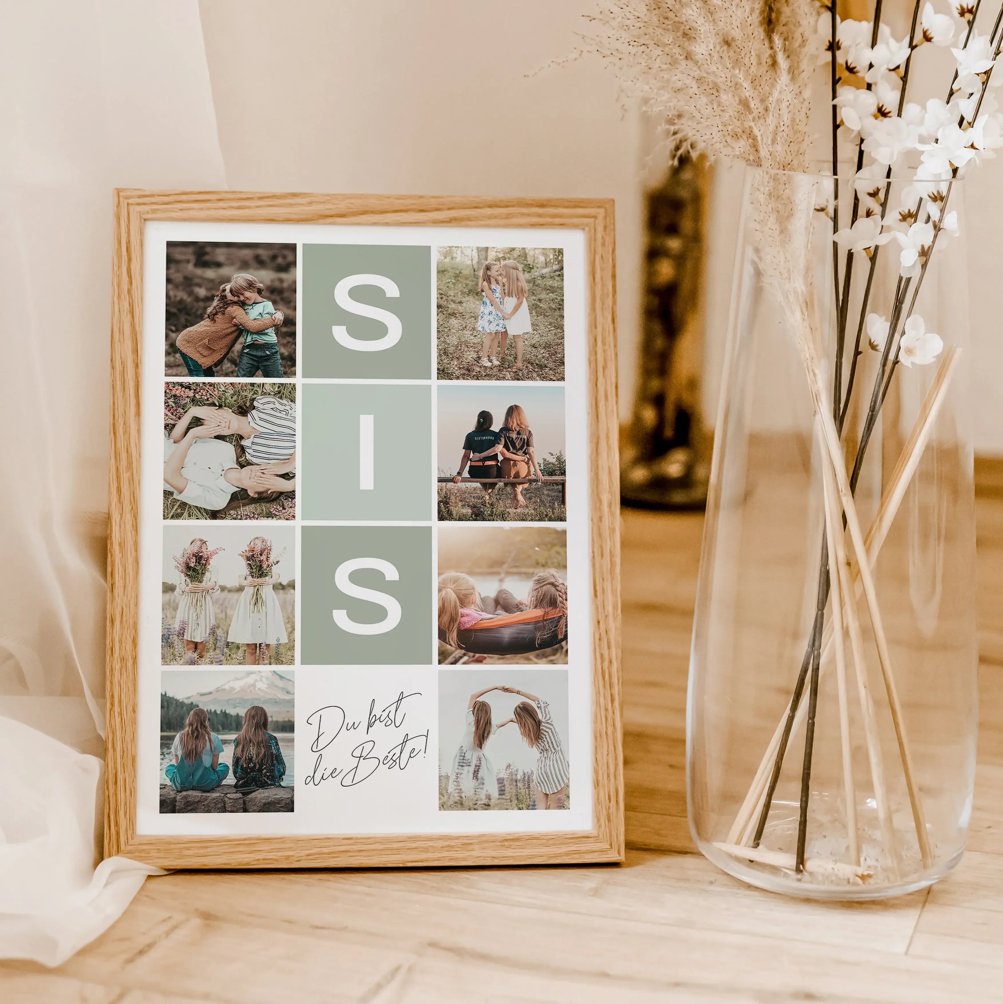 Sis Fotocollage - Personalisiertes Poster - famprints - Suchst du nach einem einzigartigen Geschenk für deine Schwester? Die Sis Fotocollage ist die perfekte Wahl, um deine schönsten gemeinsamen Momente stilvoll zu verewigen. Mit der Möglichkeit, deine Li