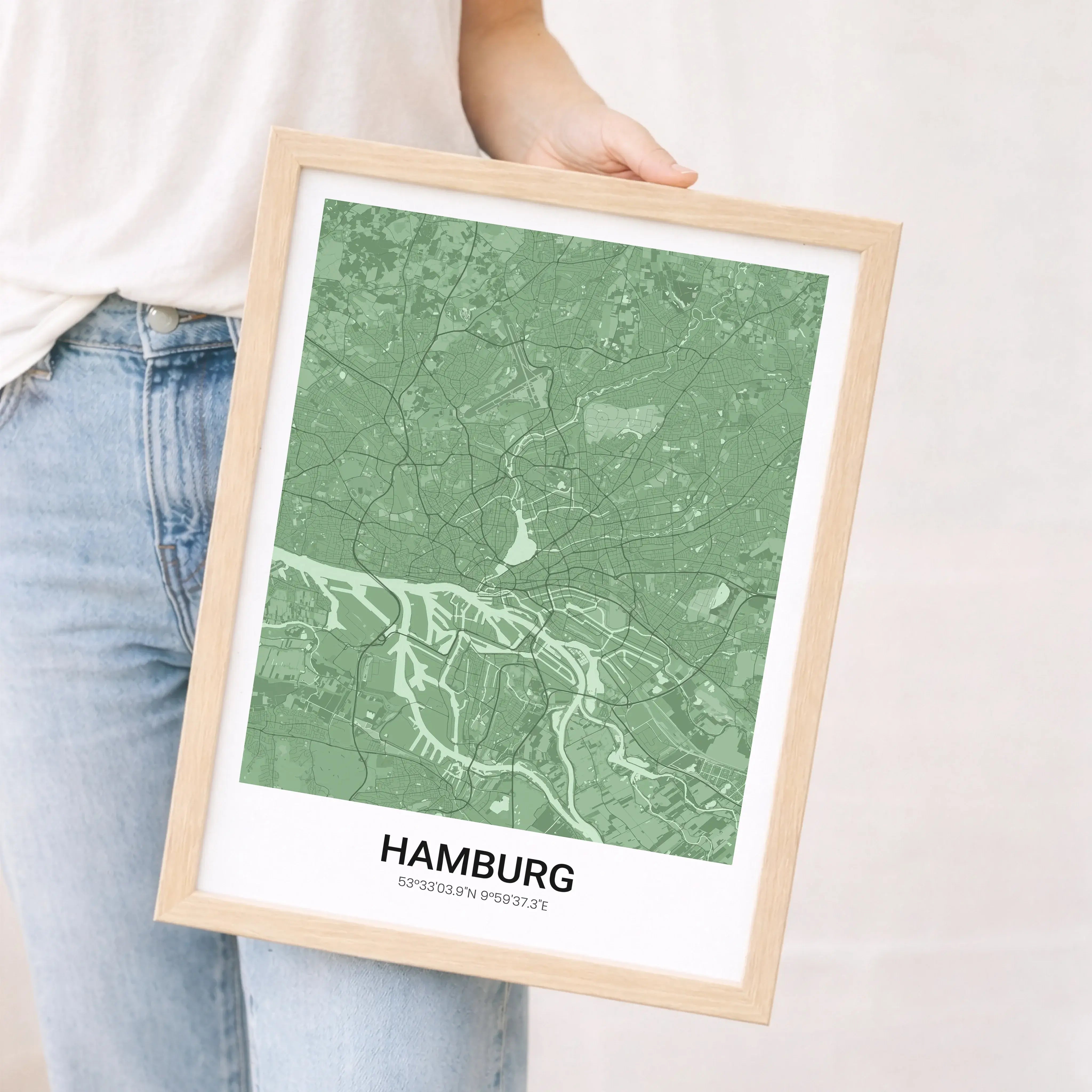 Stadtkarte Poster modern-Personalisiertes Poster-famprints-Mit dem Stadtkarte Poster modern von famprints hältst du besondere Orte stilvoll fest und machst aus einer schlichten Wand ein echtes Statement. Ob deine Heimatstadt, ein gemeinsamer Wohnort oder