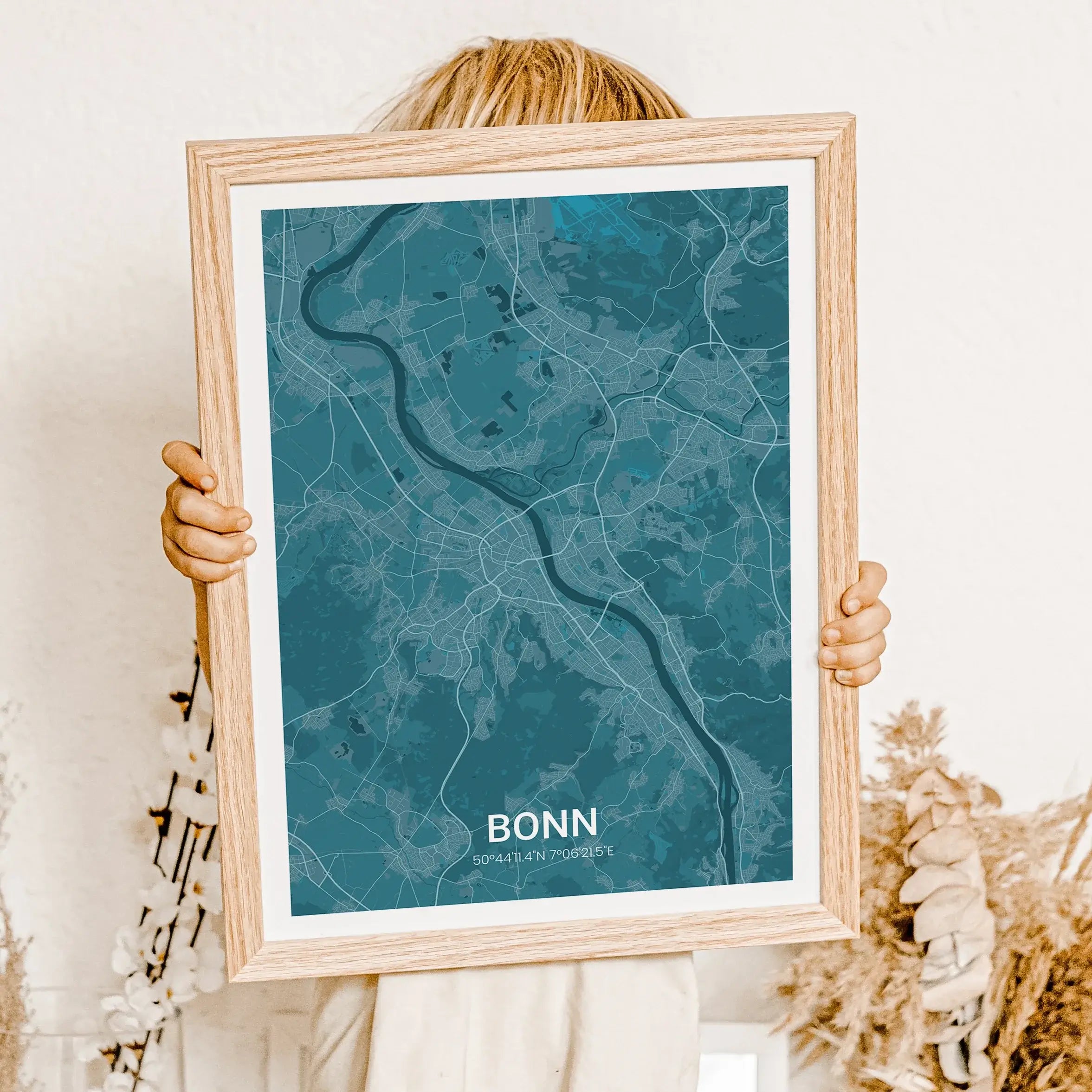 Stadtkarte Poster Halo - Personalisiertes Poster - famprints - Entdecke das Stadtkarte Poster Halo – dein persönliches Kunstwerk mit der Stadtkarte deines Lieblingsortes! Dieses einzigartige Poster kannst du individuell gestalten und so deine besondere Ve