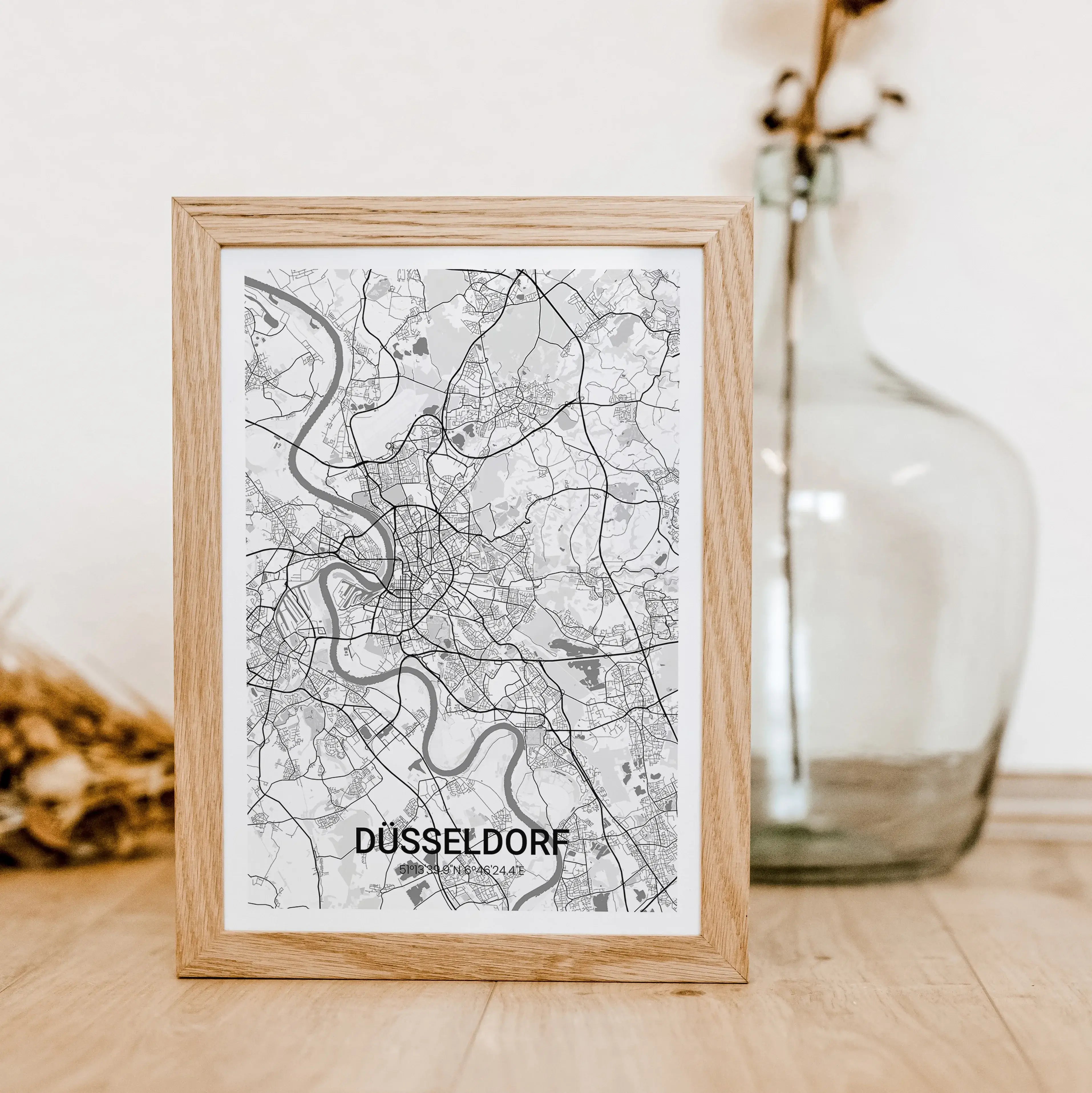 Stadtkarte Poster Halo - Personalisiertes Poster - famprints - Entdecke das Stadtkarte Poster Halo – dein persönliches Kunstwerk mit der Stadtkarte deines Lieblingsortes! Dieses einzigartige Poster kannst du individuell gestalten und so deine besondere Ve