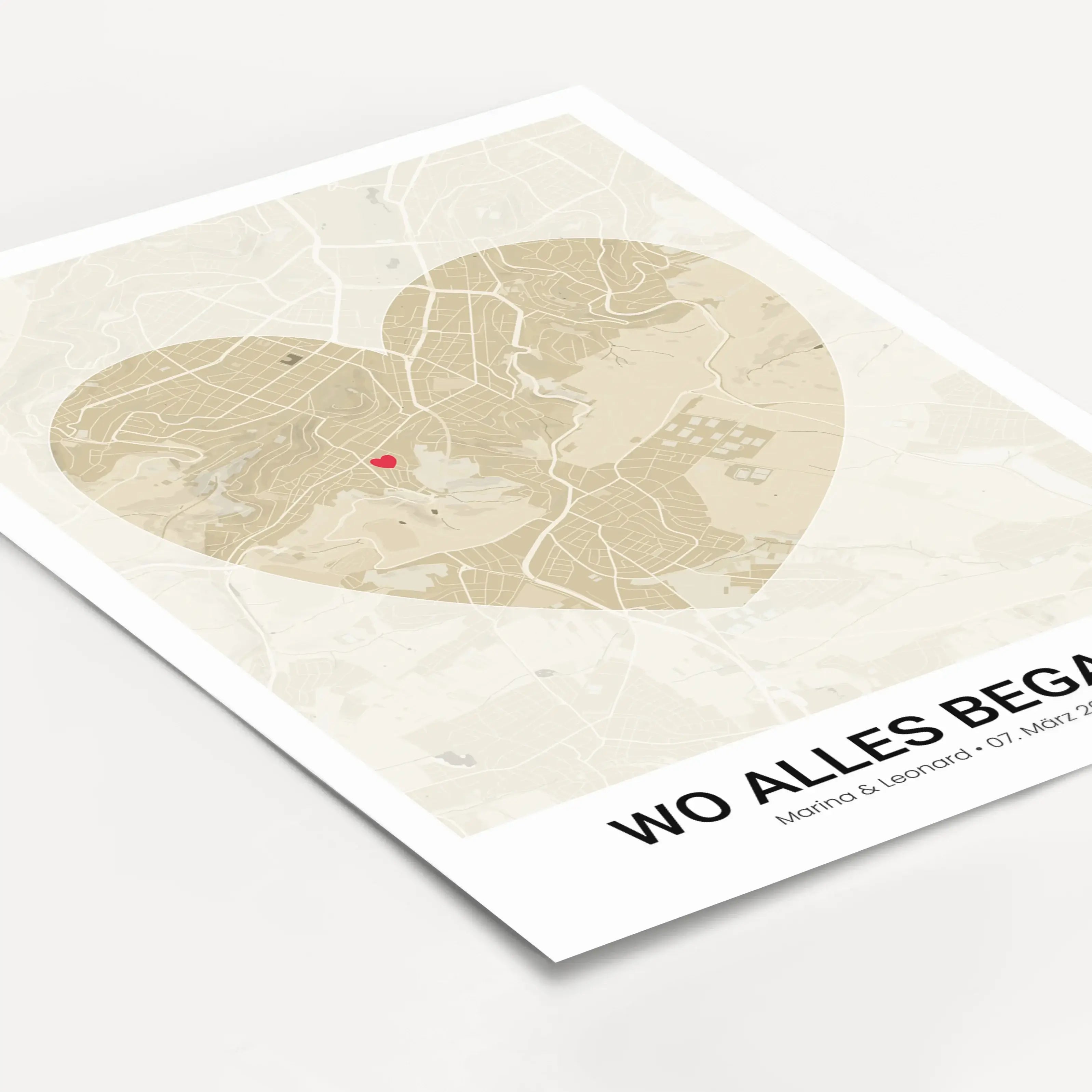 Stadtkarte Poster Herz modern-Personalisiertes Poster-famprints-Das Stadtkarte Poster Herz modern von famprints verwandelt einen bedeutungsvollen Ort in ein stilvolles Designobjekt mit persönlicher Aussage. Ob Kennenlernen, erster gemeinsamer Wohnort oder