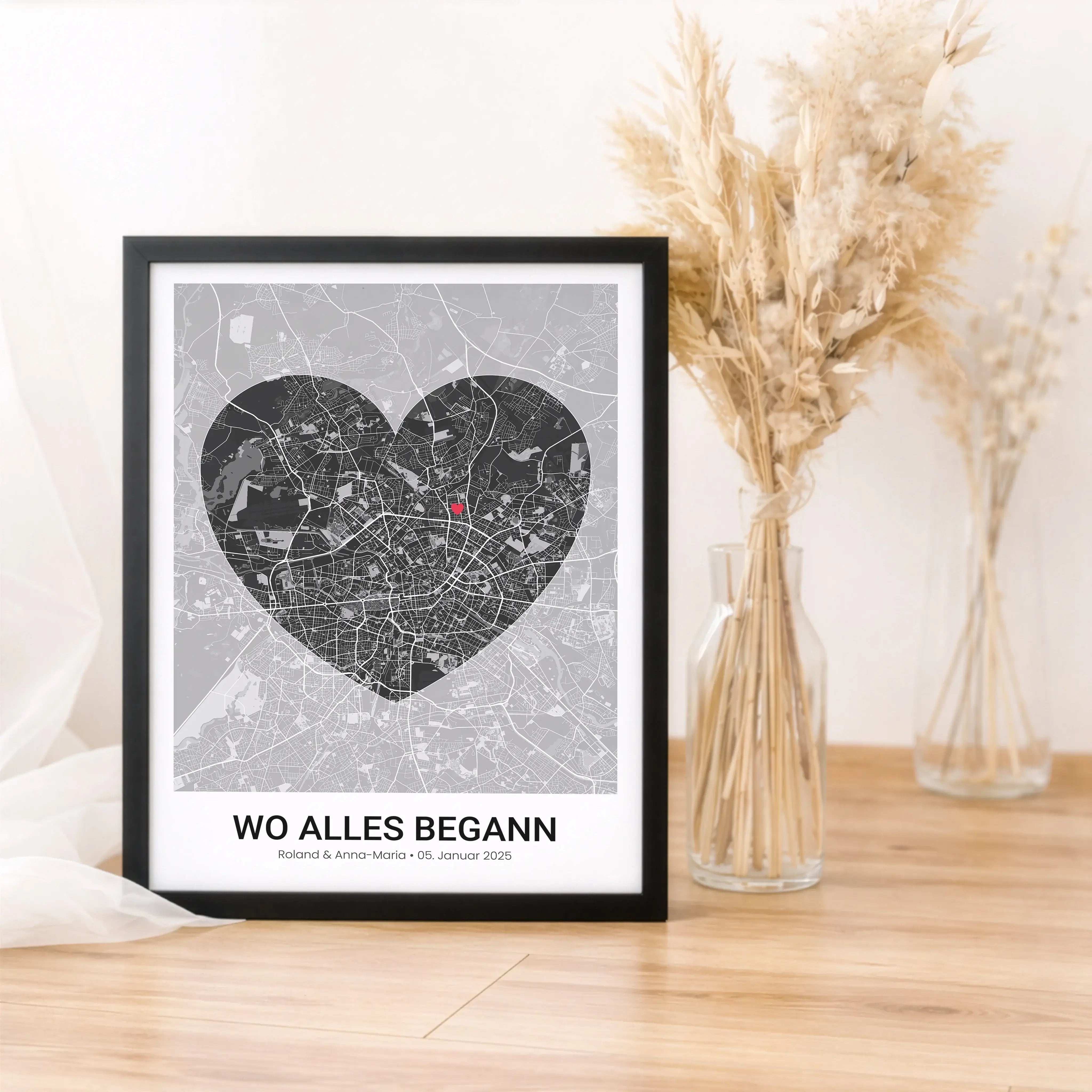 Stadtkarte Poster Herz modern-Personalisiertes Poster-famprints-Das Stadtkarte Poster Herz modern von famprints verwandelt einen bedeutungsvollen Ort in ein stilvolles Designobjekt mit persönlicher Aussage. Ob Kennenlernen, erster gemeinsamer Wohnort oder