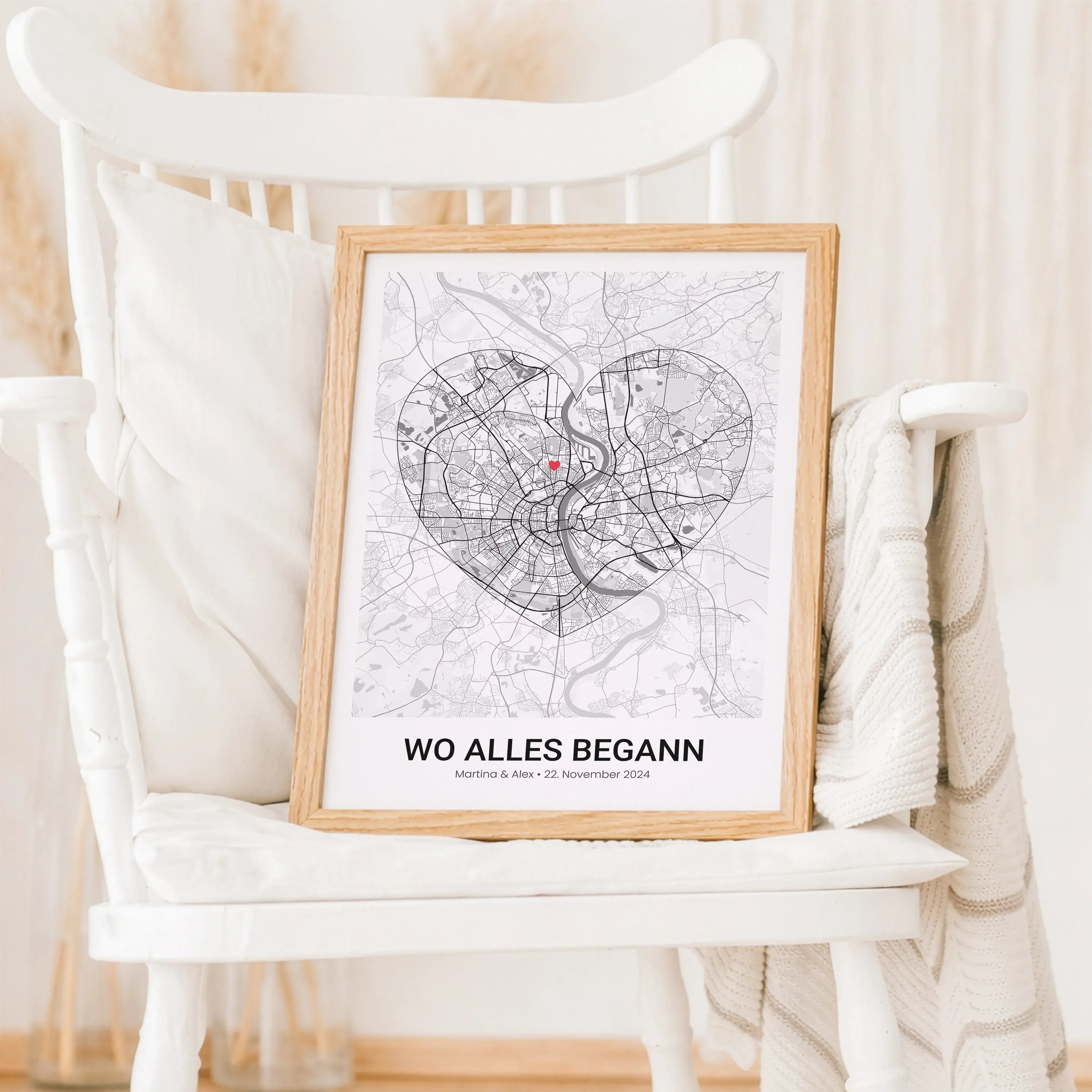 Stadtkarte Poster Herz modern-Personalisiertes Poster-famprints-Das Stadtkarte Poster Herz modern von famprints verwandelt einen bedeutungsvollen Ort in ein stilvolles Designobjekt mit persönlicher Aussage. Ob Kennenlernen, erster gemeinsamer Wohnort oder