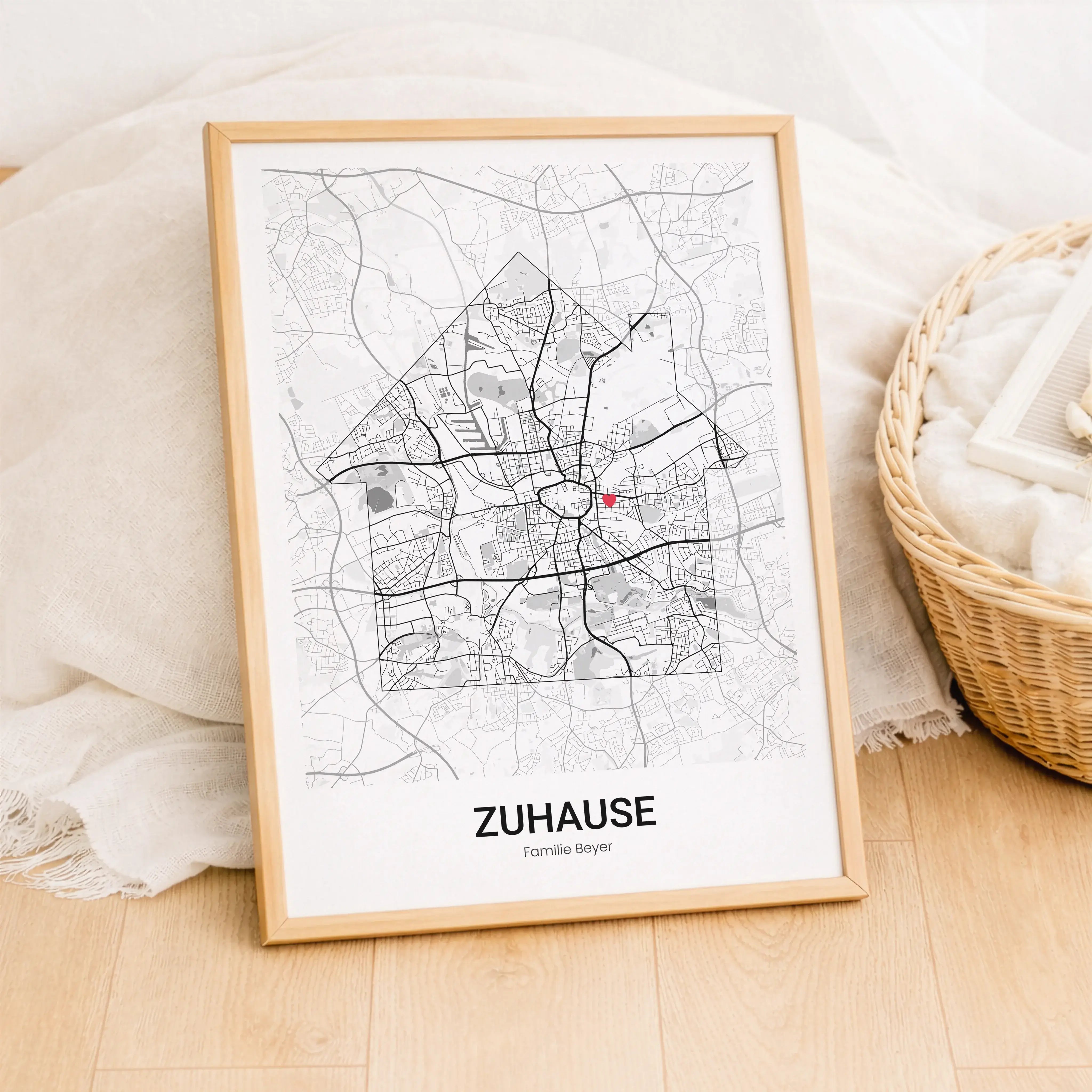 Stadtkarte Poster Haus modern-Personalisiertes Poster-famprints-Mit dem Stadtkarte Poster Haus modern gestaltest du ein persönliches Wandbild, das genau dort beginnt, wo eure Geschichte zuhause ist. Die minimalistische Hausform verbindet modernes Design m