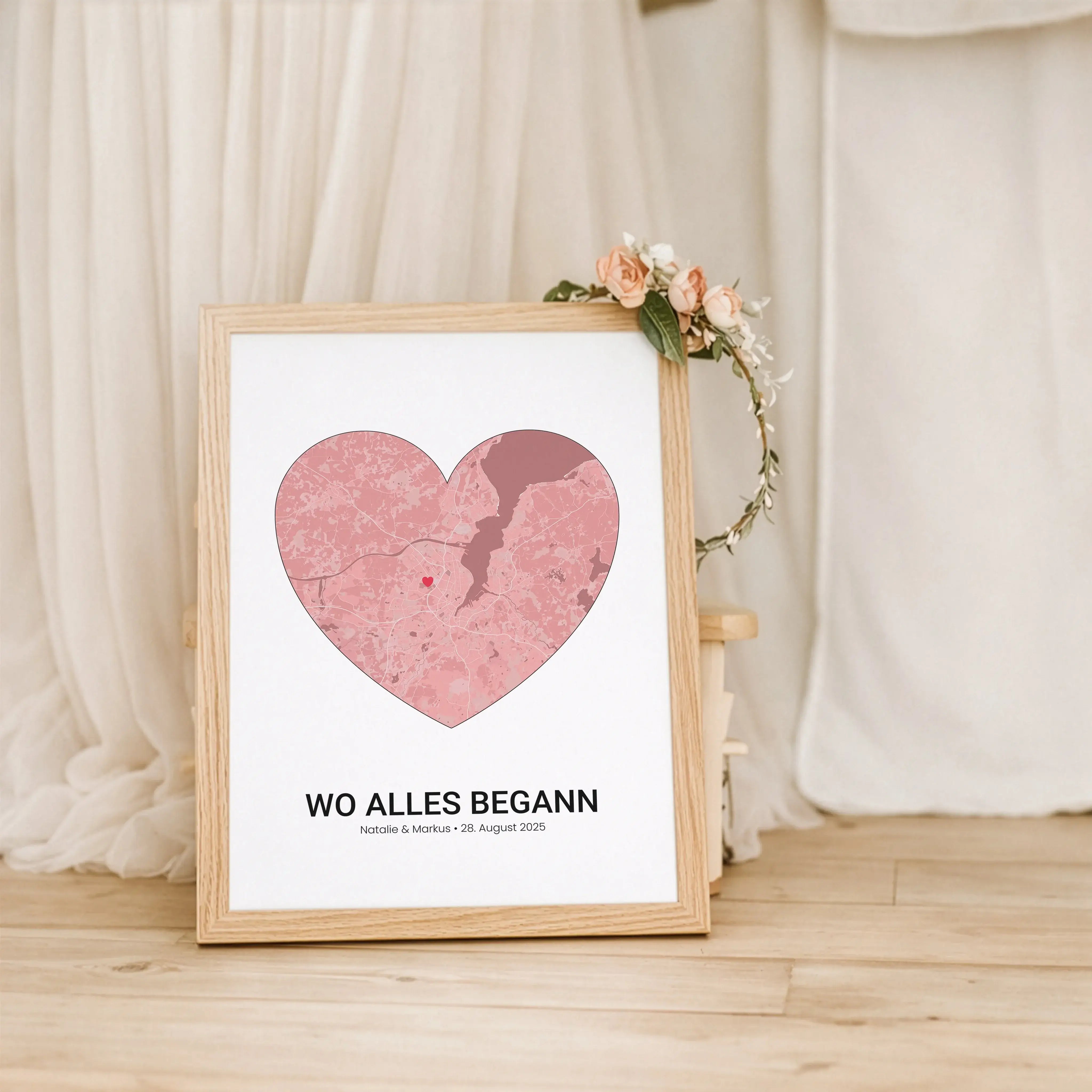 Stadtkarte Poster Herz-Personalisiertes Poster-famprints-Das Stadtkarte Poster Herz von famprints macht aus einem Ort ein persönliches Statement. Im Mittelpunkt steht eine detailreiche Stadtkarte, geformt wie ein Herz, ergänzt durch einen Marker genau dor
