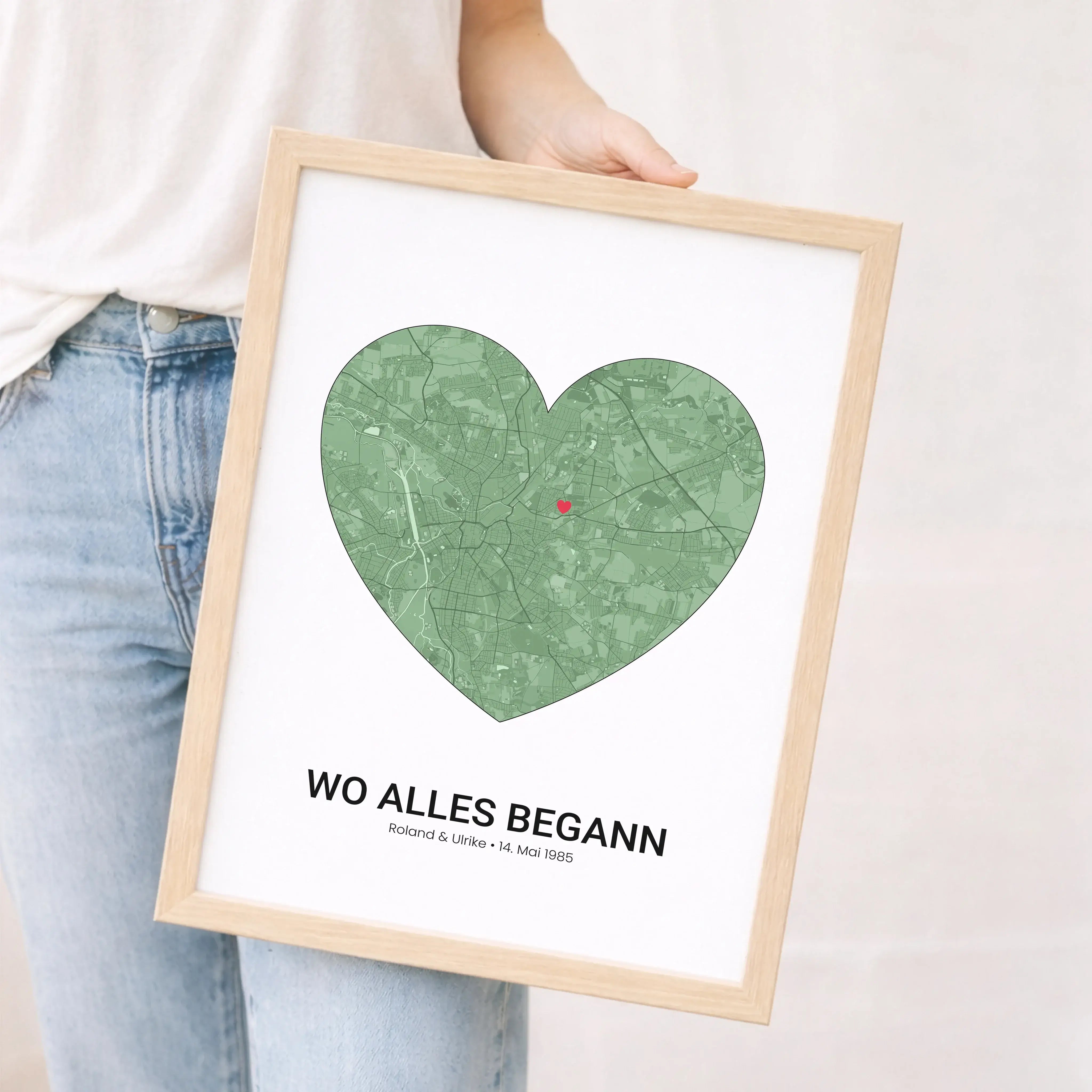 Stadtkarte Poster Herz-Personalisiertes Poster-famprints-Das Stadtkarte Poster Herz von famprints macht aus einem Ort ein persönliches Statement. Im Mittelpunkt steht eine detailreiche Stadtkarte, geformt wie ein Herz, ergänzt durch einen Marker genau dor