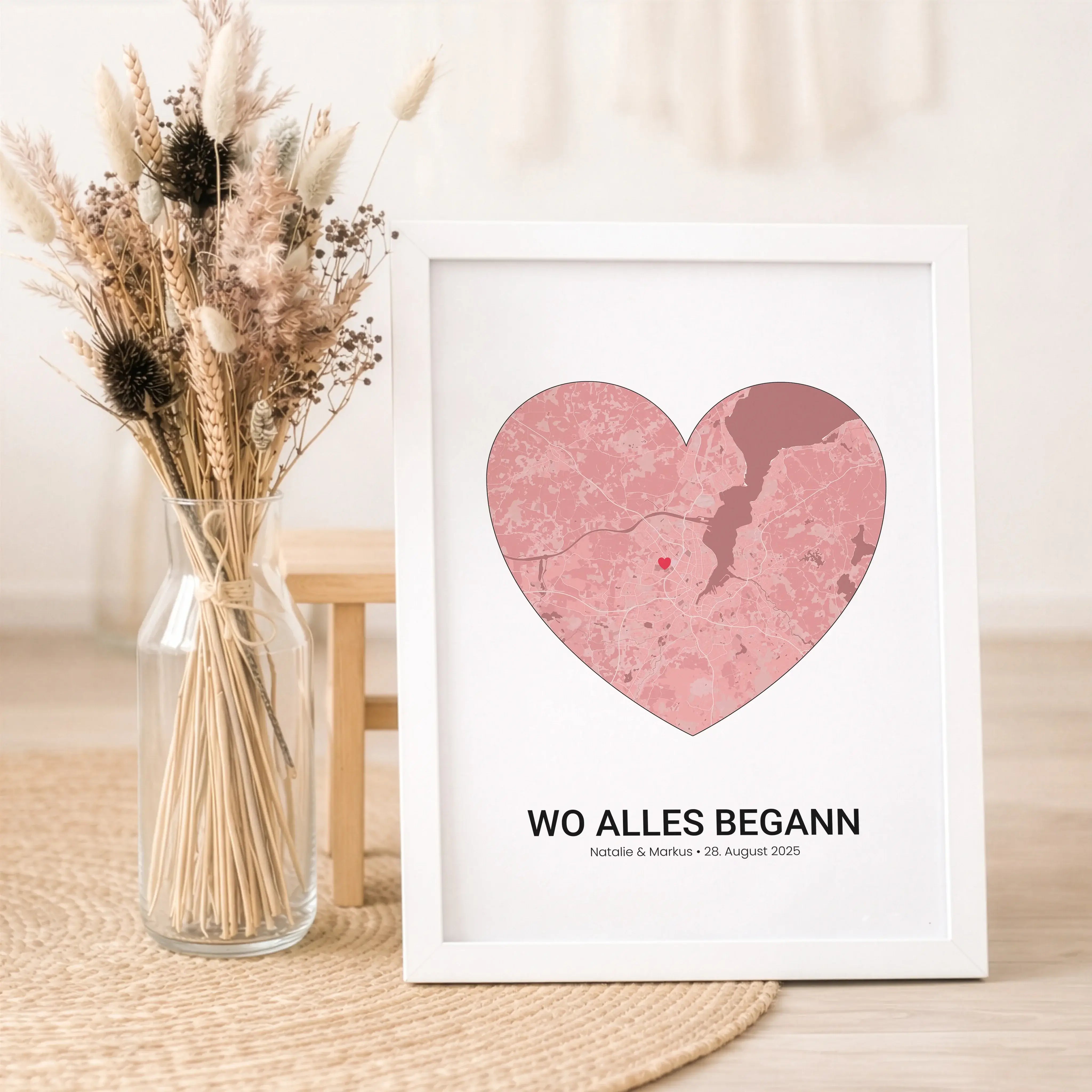 Stadtkarte Poster Herz-Personalisiertes Poster-famprints-Das Stadtkarte Poster Herz von famprints macht aus einem Ort ein persönliches Statement. Im Mittelpunkt steht eine detailreiche Stadtkarte, geformt wie ein Herz, ergänzt durch einen Marker genau dor