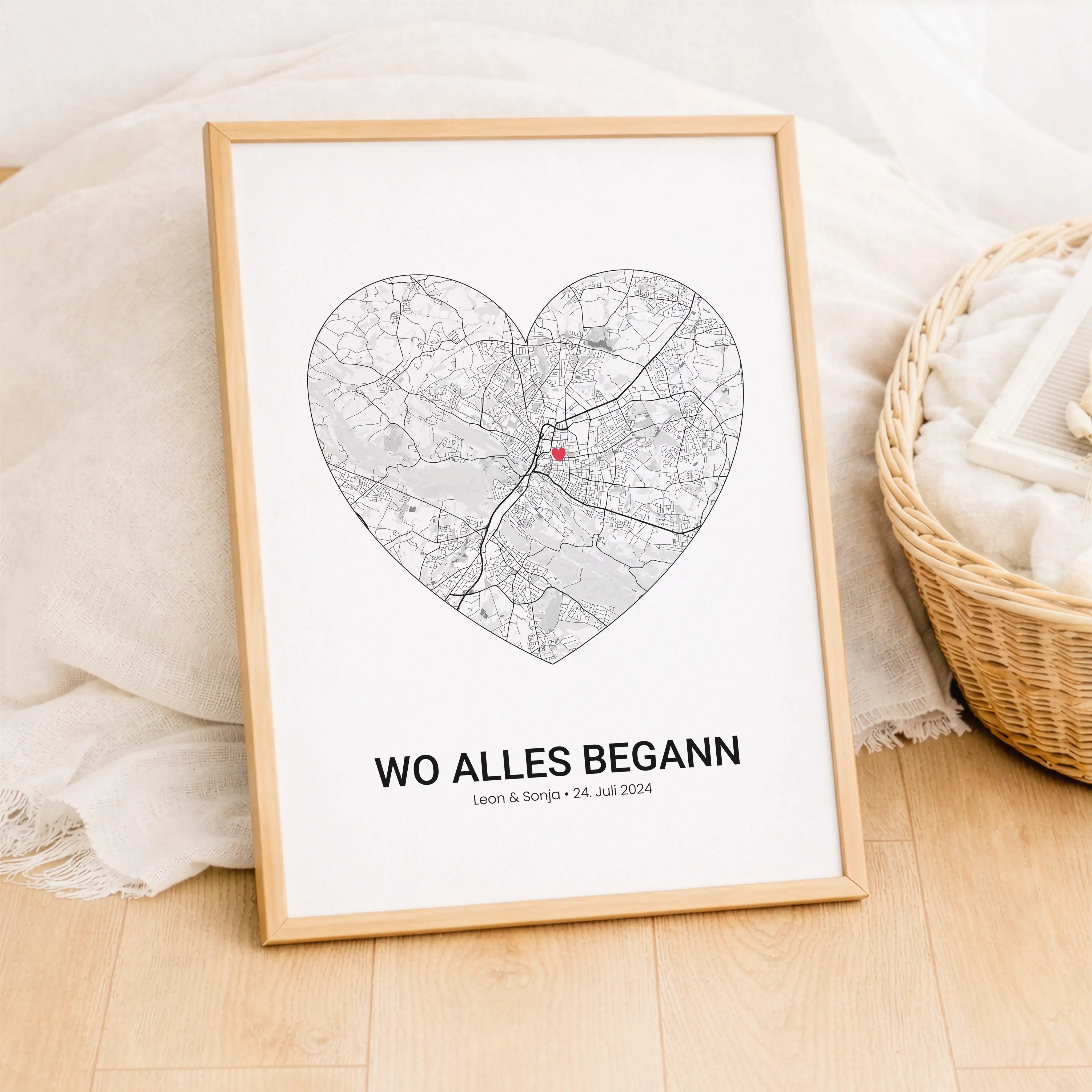 Stadtkarte Poster Herz-Personalisiertes Poster-famprints-Das Stadtkarte Poster Herz von famprints macht aus einem Ort ein persönliches Statement. Im Mittelpunkt steht eine detailreiche Stadtkarte, geformt wie ein Herz, ergänzt durch einen Marker genau dor