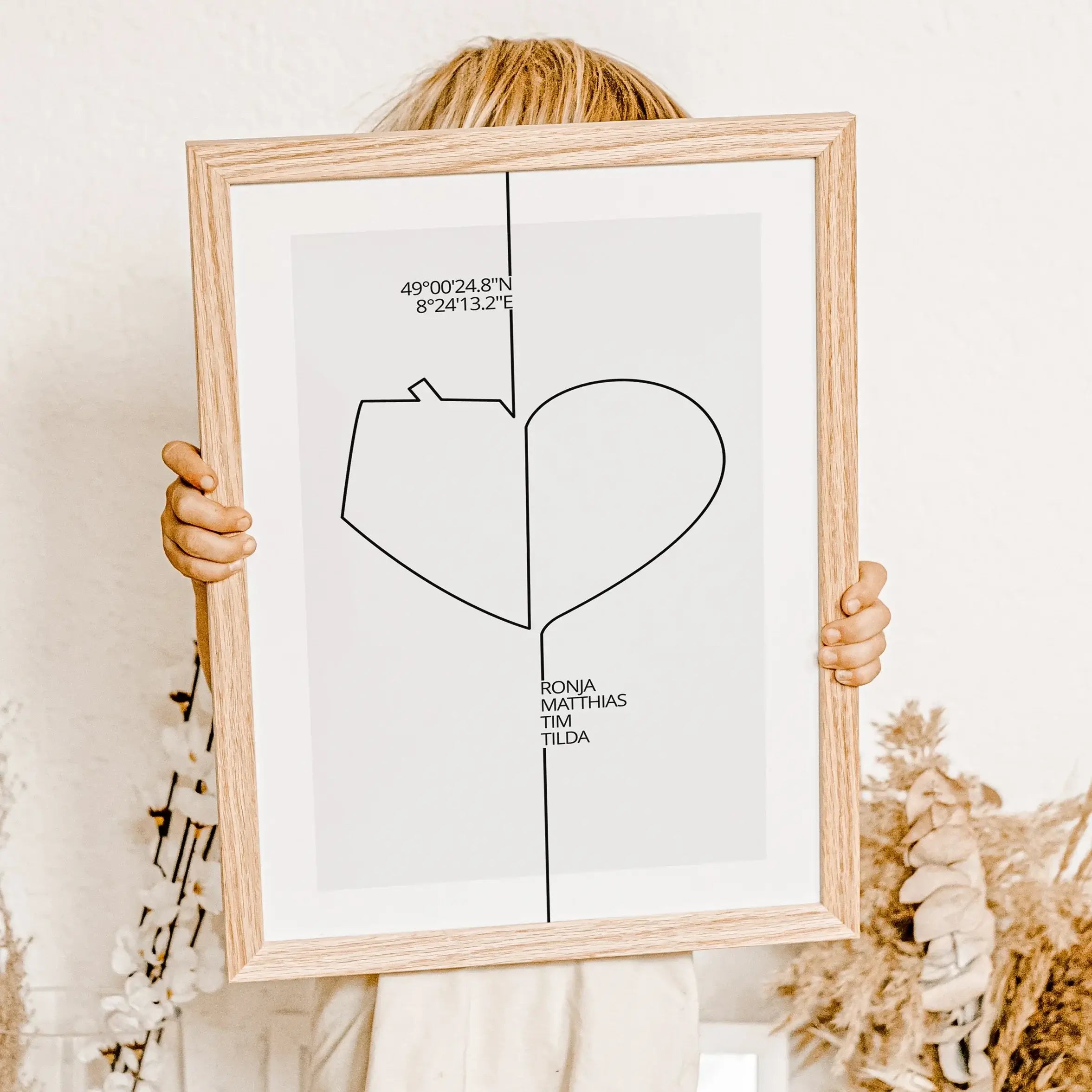 Familienposter Herz Haus-famprints-Personalisiertes Poster-Auf dem Familienposter Herz Haus findest du im Line Art Stil ein Herz und ein Haus. Beides zusammen deutet ein komplettes Herz an. Auf der linken Seite - der Hausseite - kannst du das Poster oberh