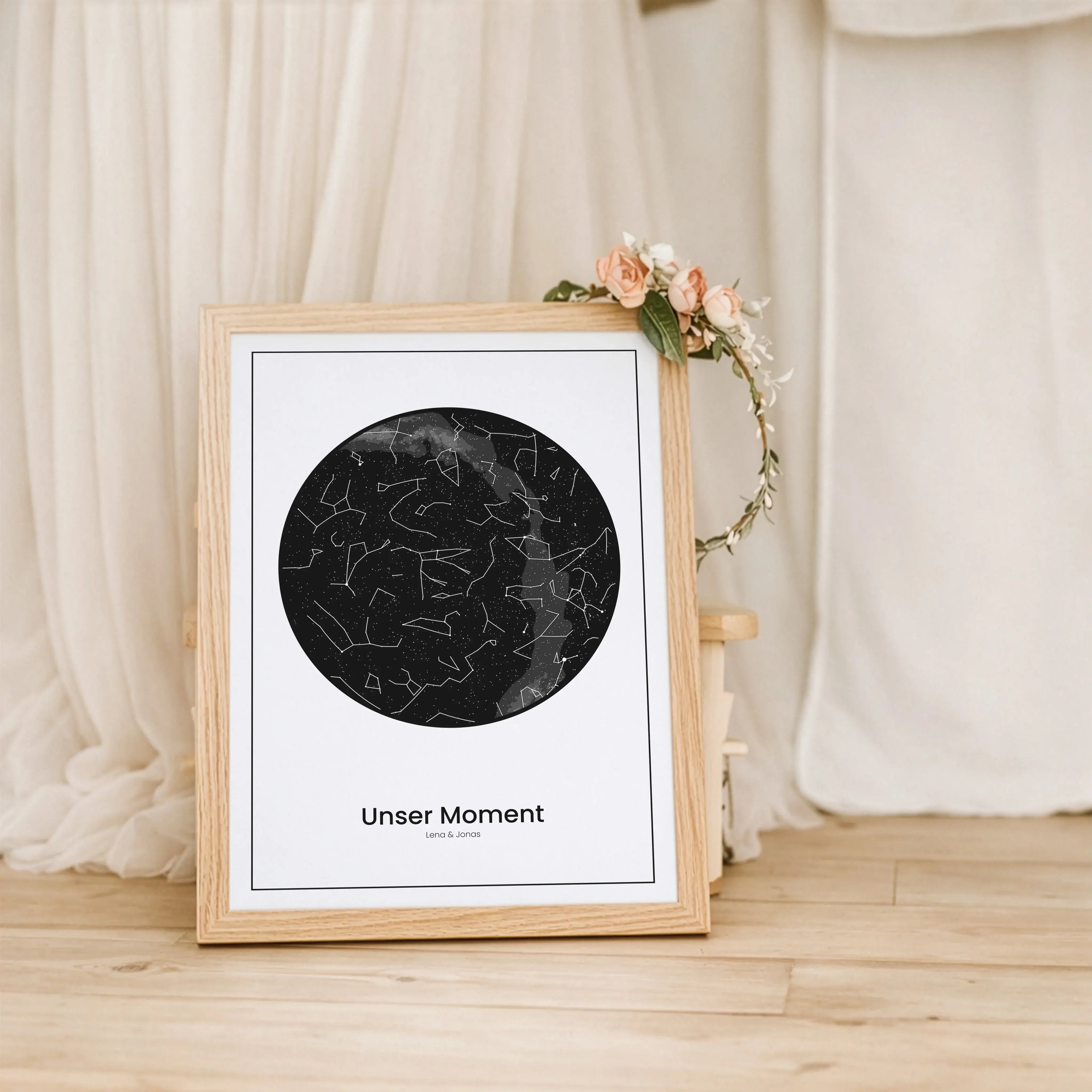 Sternenkarte Poster-Personalisiertes Poster-famprints-Ein Sternenkarte Poster von famprints hält genau den Himmel fest, unter dem eure Geschichte begonnen hat. Du wählst Ort, Datum und Uhrzeit und erhältst eine detailgetreue Sternenkarte, die den echten S