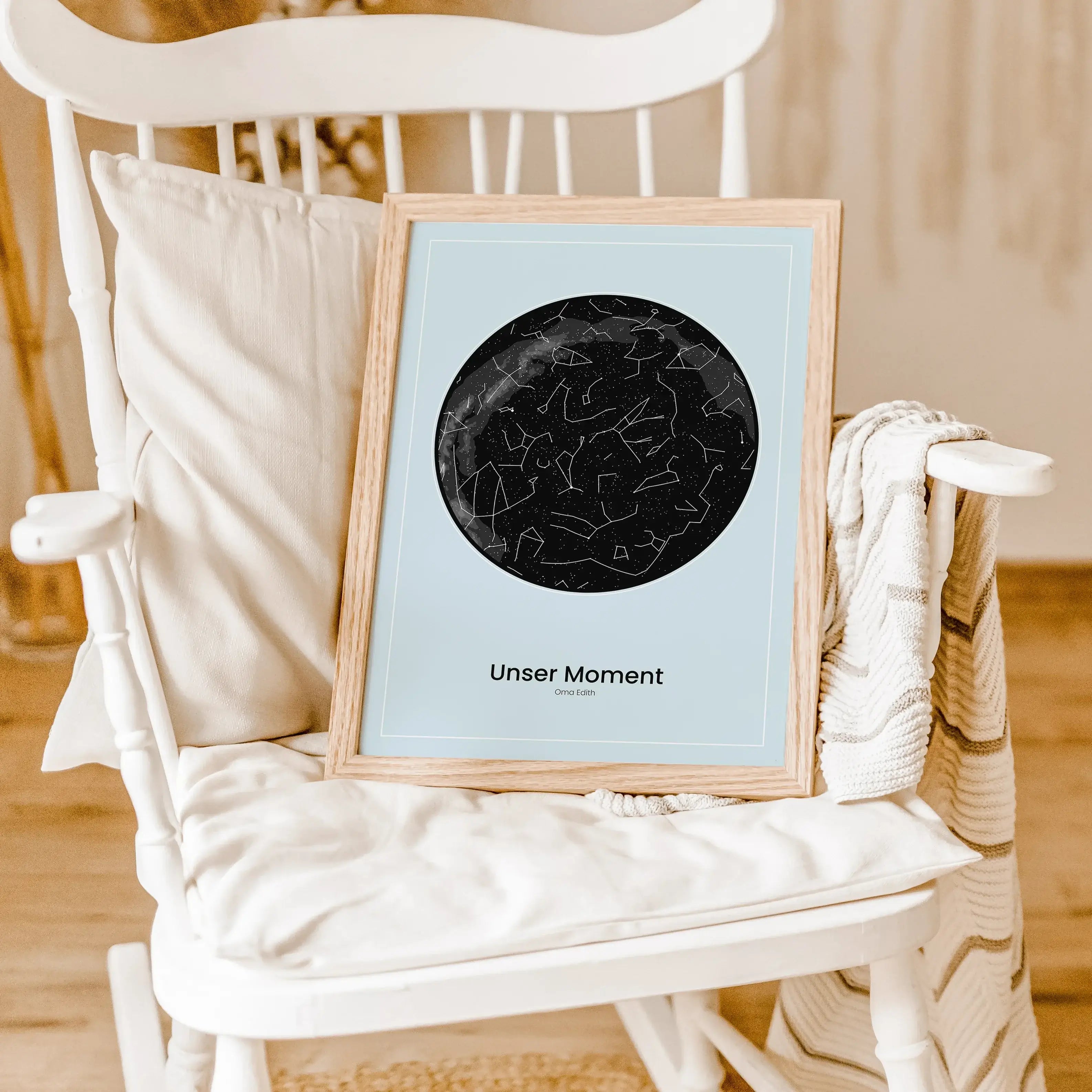 Sternenkarte Poster - Personalisiertes Poster - famprints - Entdecke unser einzigartiges Sternenkarte Poster – dein personalisiertes Geschenk für unvergessliche Momente! Gib einfach Ort, Datum und Uhrzeit ein, und wir zeigen dir den exakten Sternenhimmel