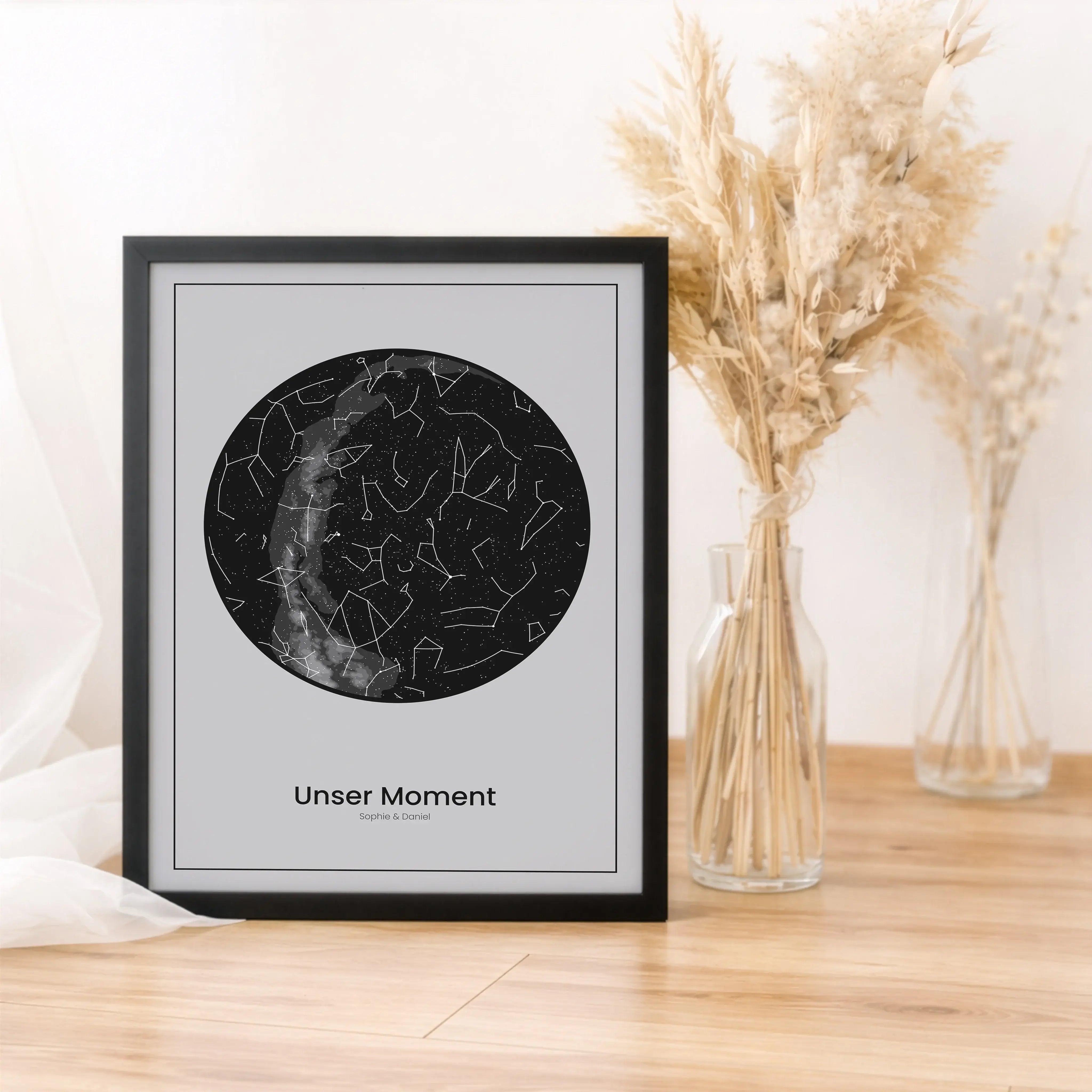 Sternenkarte Poster-Personalisiertes Poster-famprints-Ein Sternenkarte Poster von famprints hält genau den Himmel fest, unter dem eure Geschichte begonnen hat. Du wählst Ort, Datum und Uhrzeit und erhältst eine detailgetreue Sternenkarte, die den echten S