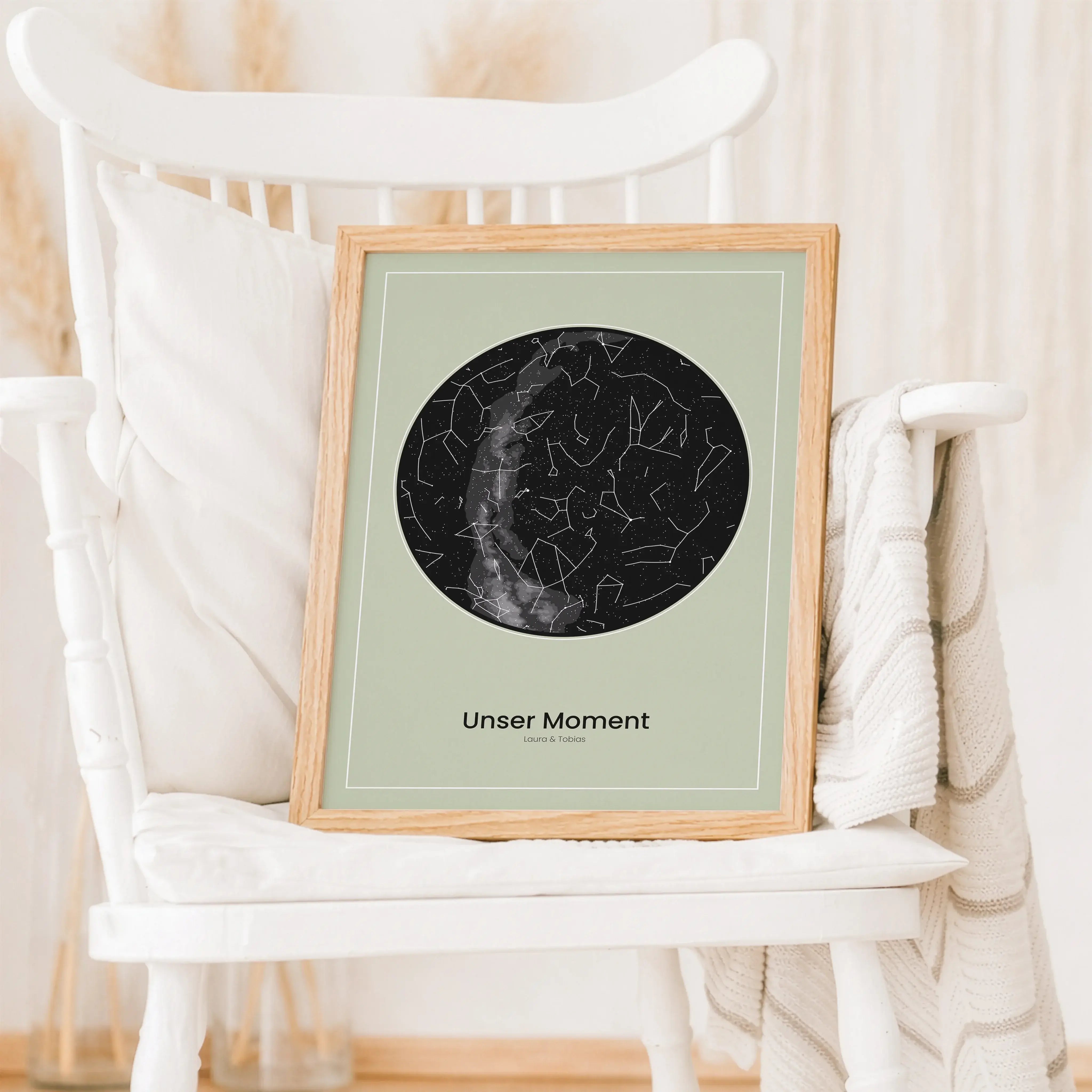 Sternenkarte Poster-Personalisiertes Poster-famprints-Ein Sternenkarte Poster von famprints hält genau den Himmel fest, unter dem eure Geschichte begonnen hat. Du wählst Ort, Datum und Uhrzeit und erhältst eine detailgetreue Sternenkarte, die den echten S