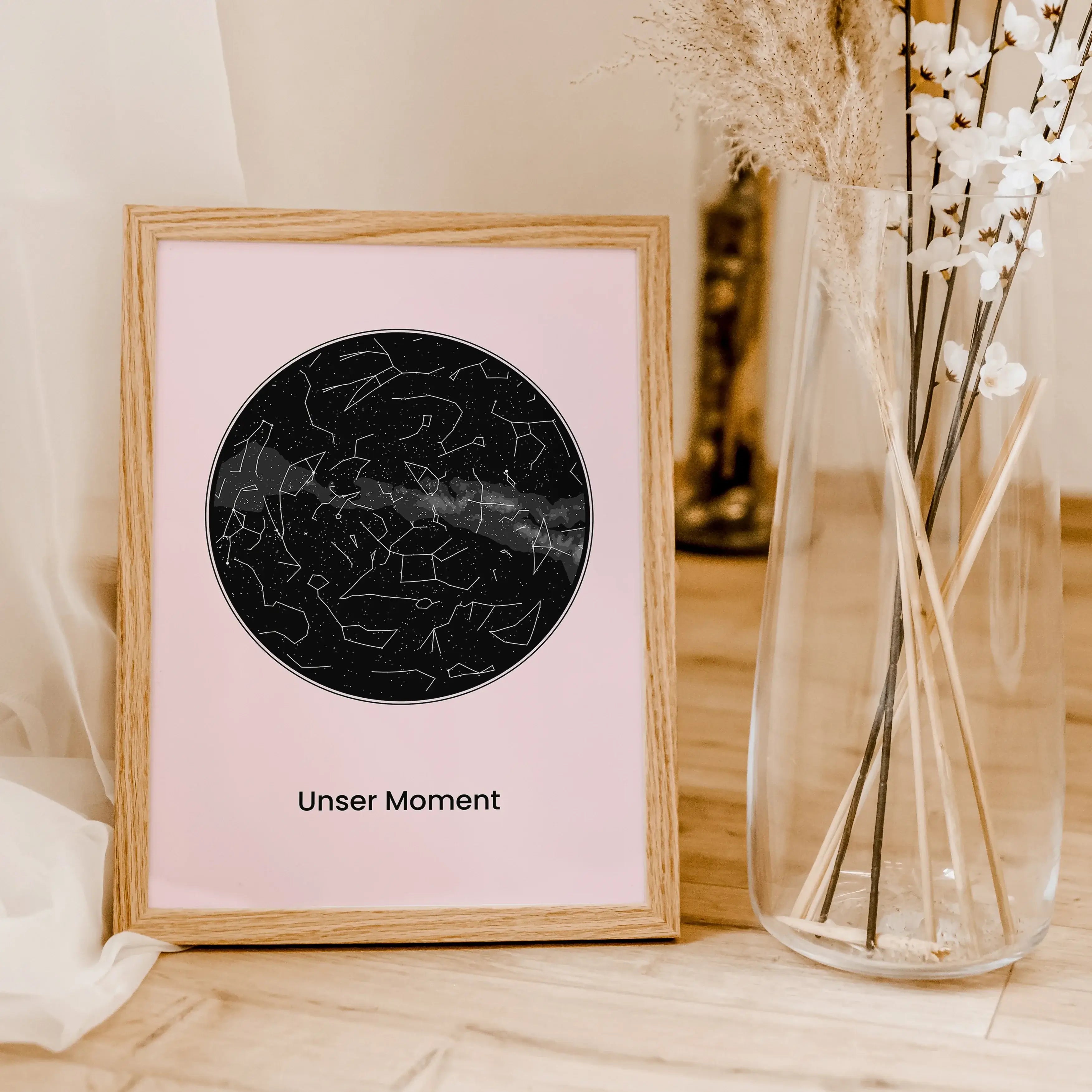 Sternenkarte Poster - Personalisiertes Poster - famprints - Entdecke unser einzigartiges Sternenkarte Poster – dein personalisiertes Geschenk für unvergessliche Momente! Gib einfach Ort, Datum und Uhrzeit ein, und wir zeigen dir den exakten Sternenhimmel