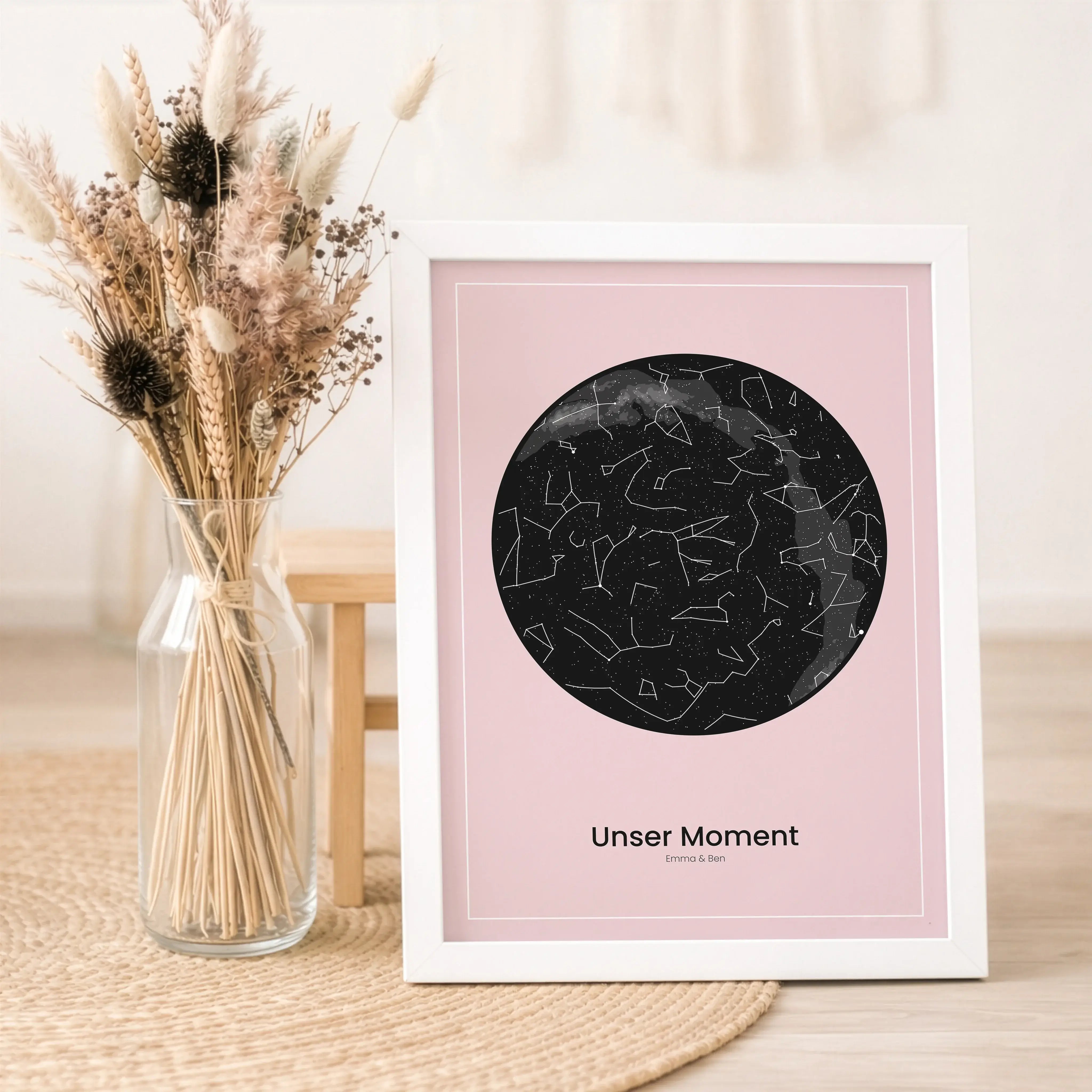 Sternenkarte Poster-Personalisiertes Poster-famprints-Ein Sternenkarte Poster von famprints hält genau den Himmel fest, unter dem eure Geschichte begonnen hat. Du wählst Ort, Datum und Uhrzeit und erhältst eine detailgetreue Sternenkarte, die den echten S