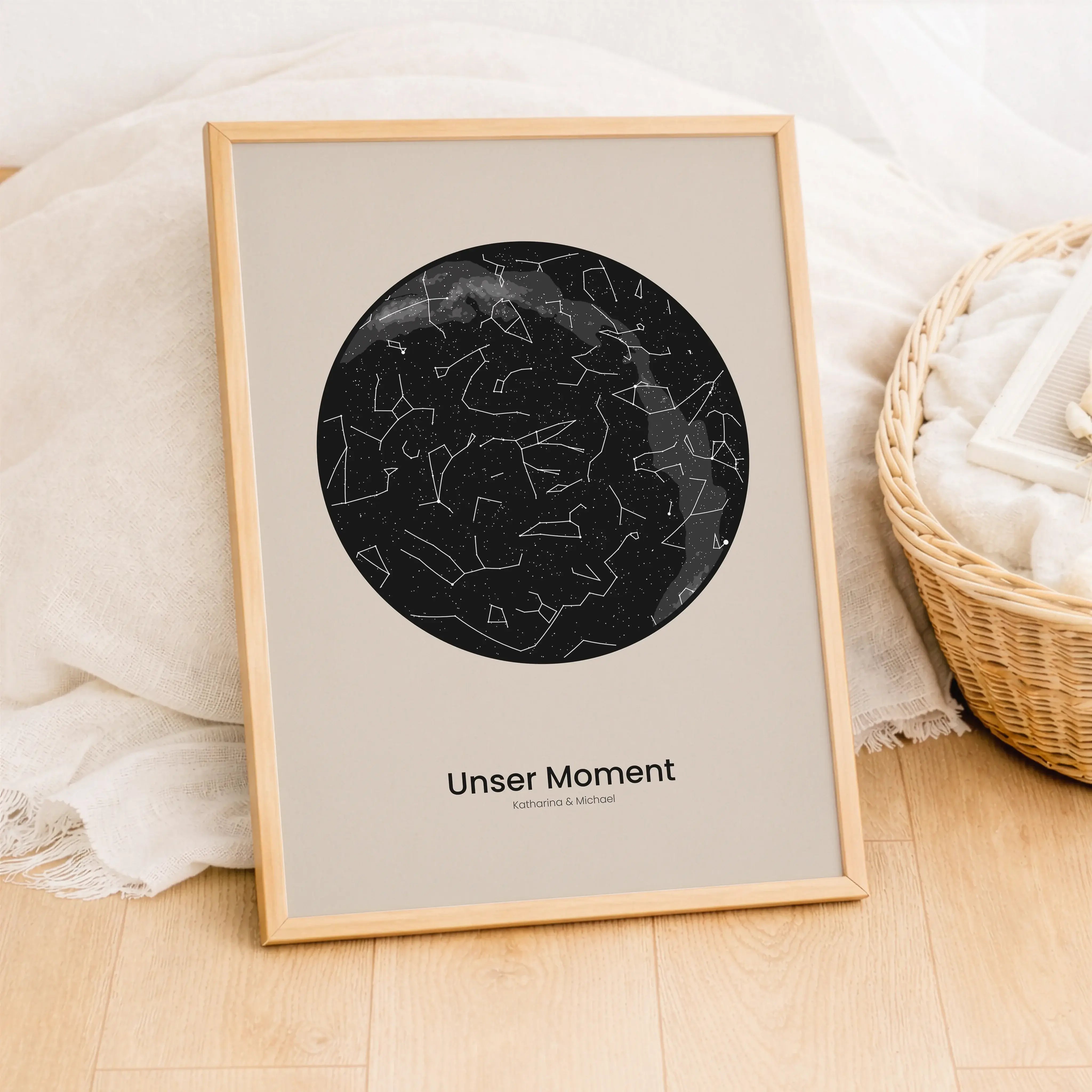 Sternenkarte Poster-Personalisiertes Poster-famprints-Ein Sternenkarte Poster von famprints hält genau den Himmel fest, unter dem eure Geschichte begonnen hat. Du wählst Ort, Datum und Uhrzeit und erhältst eine detailgetreue Sternenkarte, die den echten S