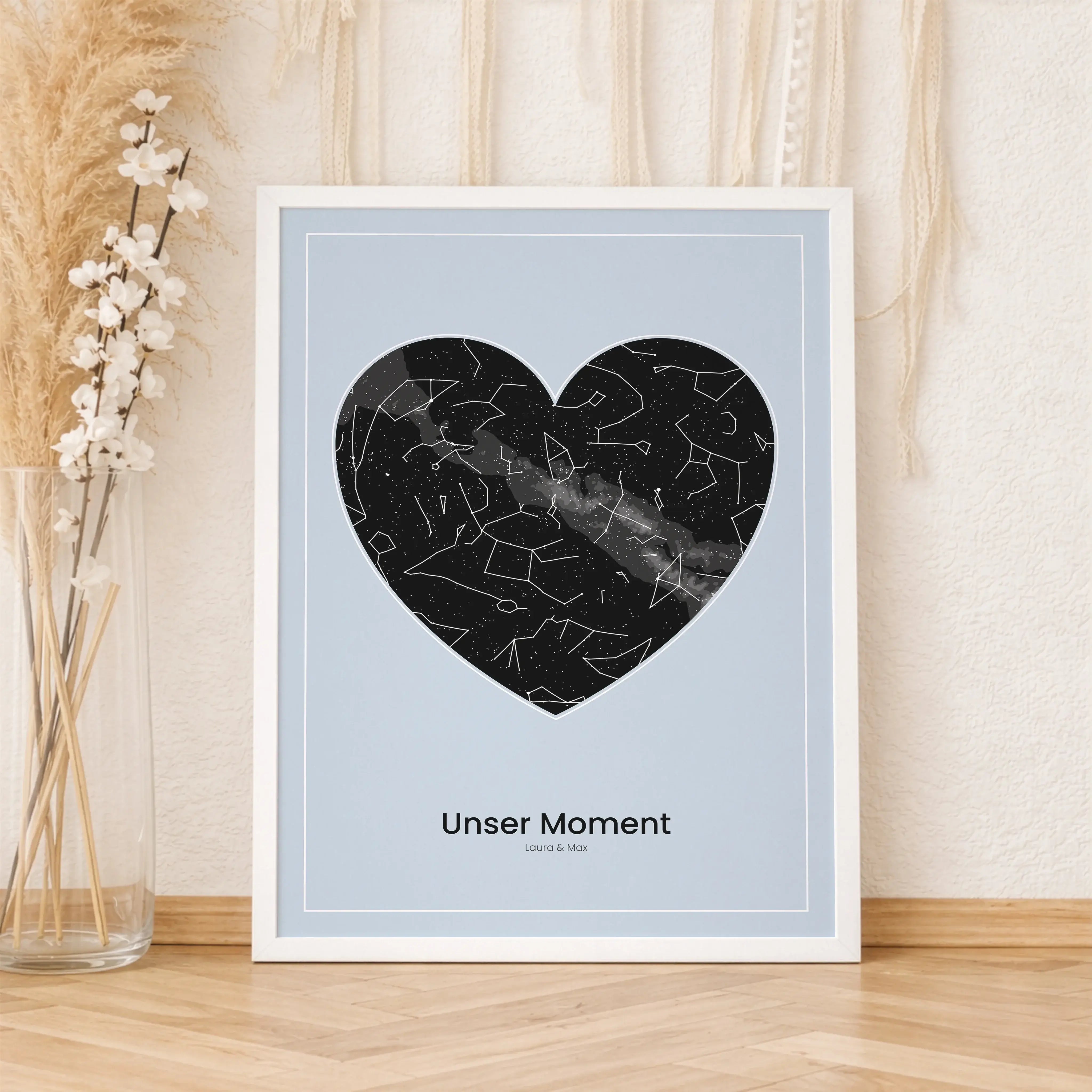 Sternenkarte Poster Herz-Personalisiertes Poster-famprints-Das Sternenkarte Poster Herz hält einen Moment fest, der für dich zählt. Du bestimmst Ort, Datum und Uhrzeit und erhältst eine personalisierte Sternenkarte in Herzform, die exakt den damaligen Ste