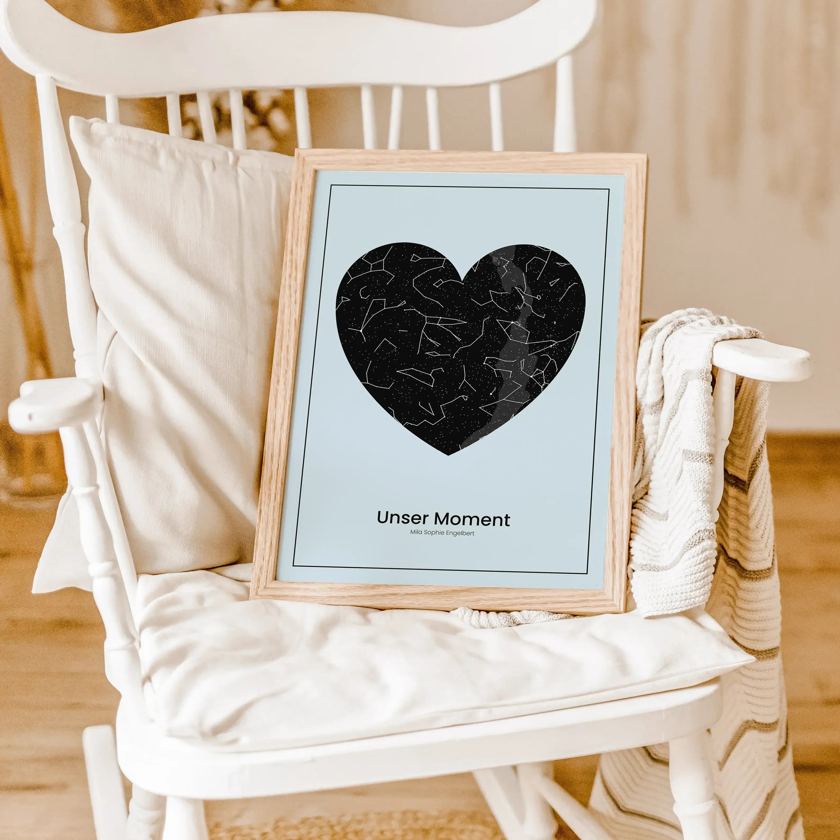 Sternenkarte Poster Herz - Personalisiertes Poster - famprints - Entdecke das einzigartige Sternenkarte Poster Herz – dein personalisiertes Kunstwerk, das den Sternenhimmel zu einem ganz besonderen Moment zeigt. Gib einfach Ort, Datum und Uhrzeit ein, und