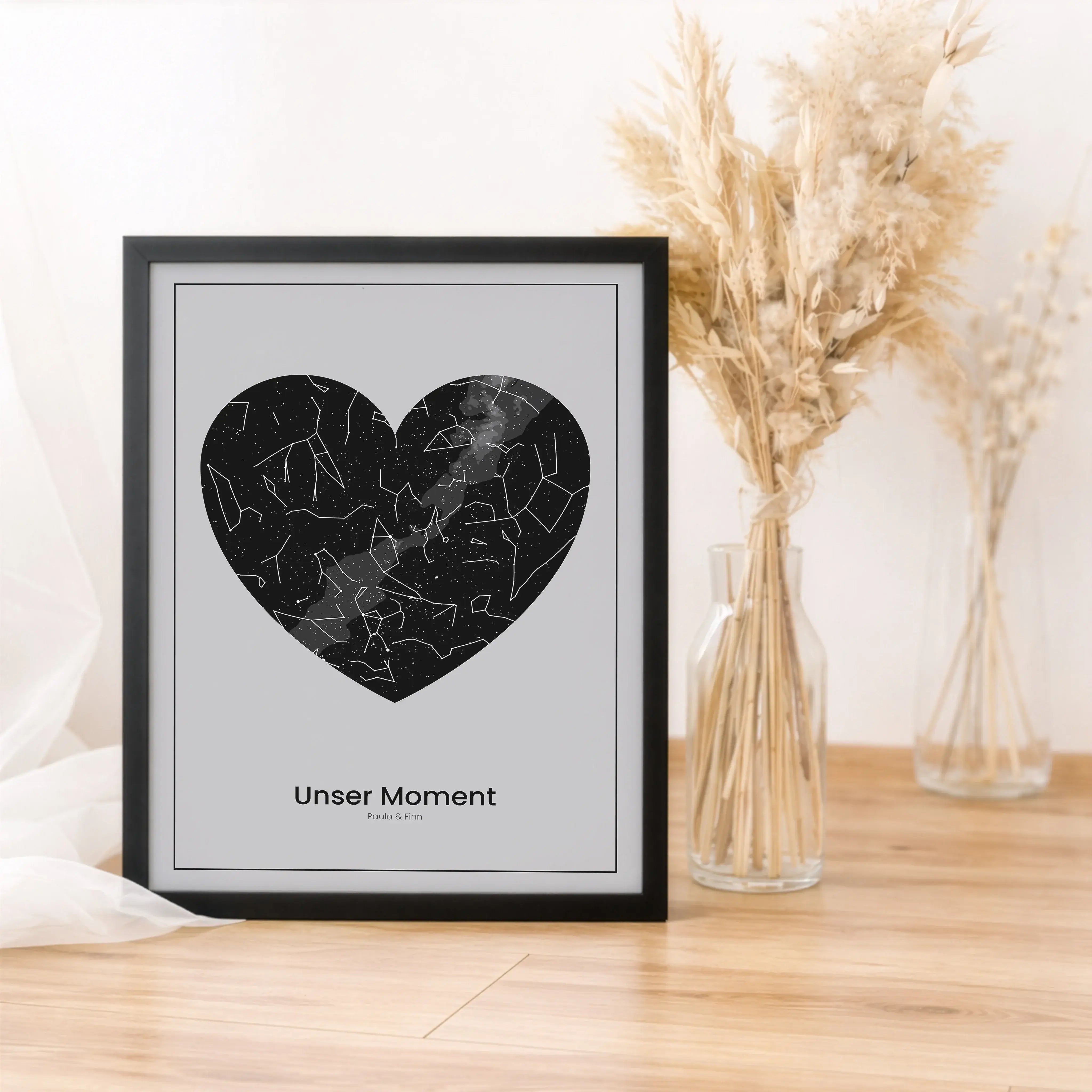 Sternenkarte Poster Herz-Personalisiertes Poster-famprints-Das Sternenkarte Poster Herz hält einen Moment fest, der für dich zählt. Du bestimmst Ort, Datum und Uhrzeit und erhältst eine personalisierte Sternenkarte in Herzform, die exakt den damaligen Ste