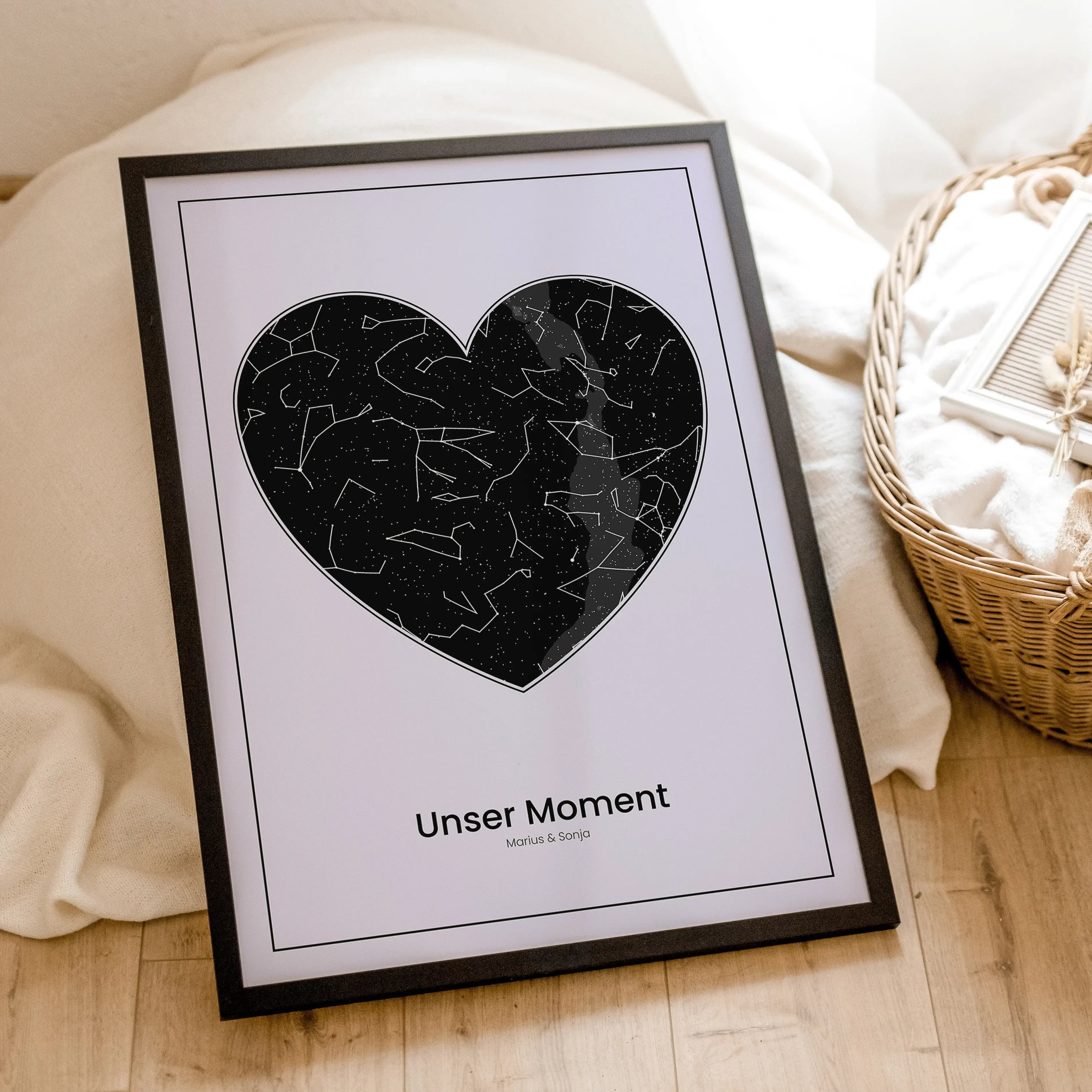 Sternenkarte Poster Herz - Personalisiertes Poster - famprints - Entdecke das einzigartige Sternenkarte Poster Herz – dein personalisiertes Kunstwerk, das den Sternenhimmel zu einem ganz besonderen Moment zeigt. Gib einfach Ort, Datum und Uhrzeit ein, und
