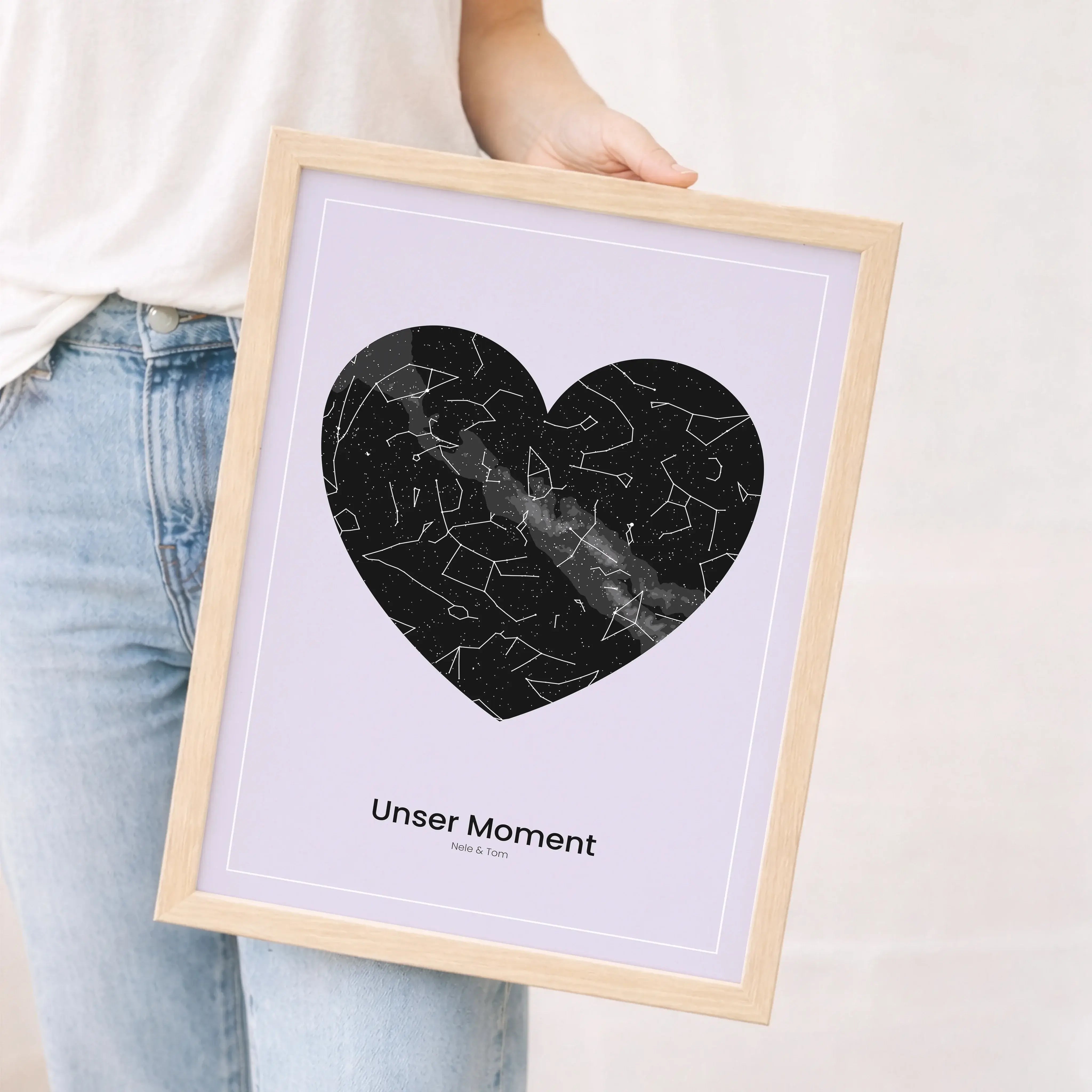 Sternenkarte Poster Herz-Personalisiertes Poster-famprints-Das Sternenkarte Poster Herz hält einen Moment fest, der für dich zählt. Du bestimmst Ort, Datum und Uhrzeit und erhältst eine personalisierte Sternenkarte in Herzform, die exakt den damaligen Ste