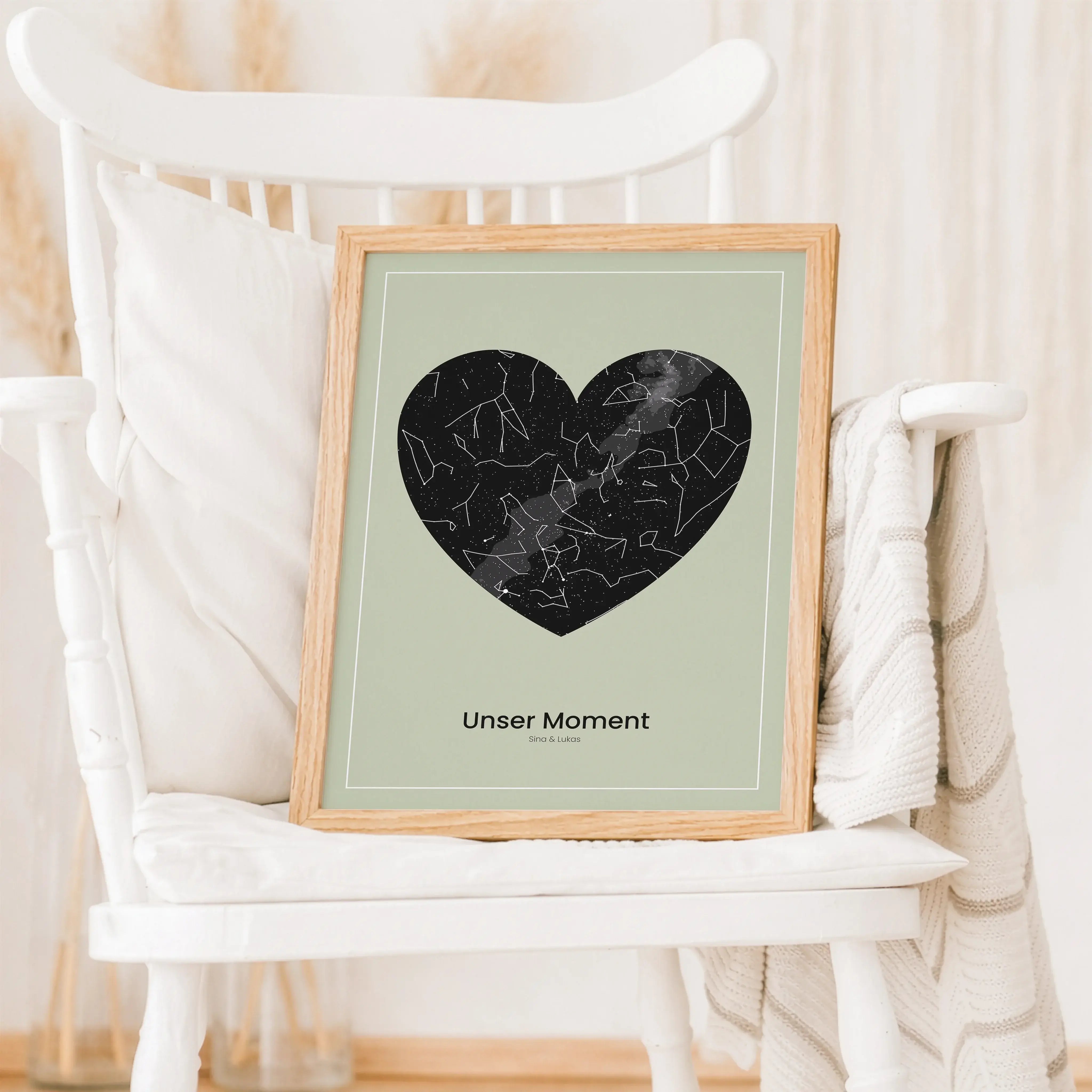 Sternenkarte Poster Herz-Personalisiertes Poster-famprints-Das Sternenkarte Poster Herz hält einen Moment fest, der für dich zählt. Du bestimmst Ort, Datum und Uhrzeit und erhältst eine personalisierte Sternenkarte in Herzform, die exakt den damaligen Ste