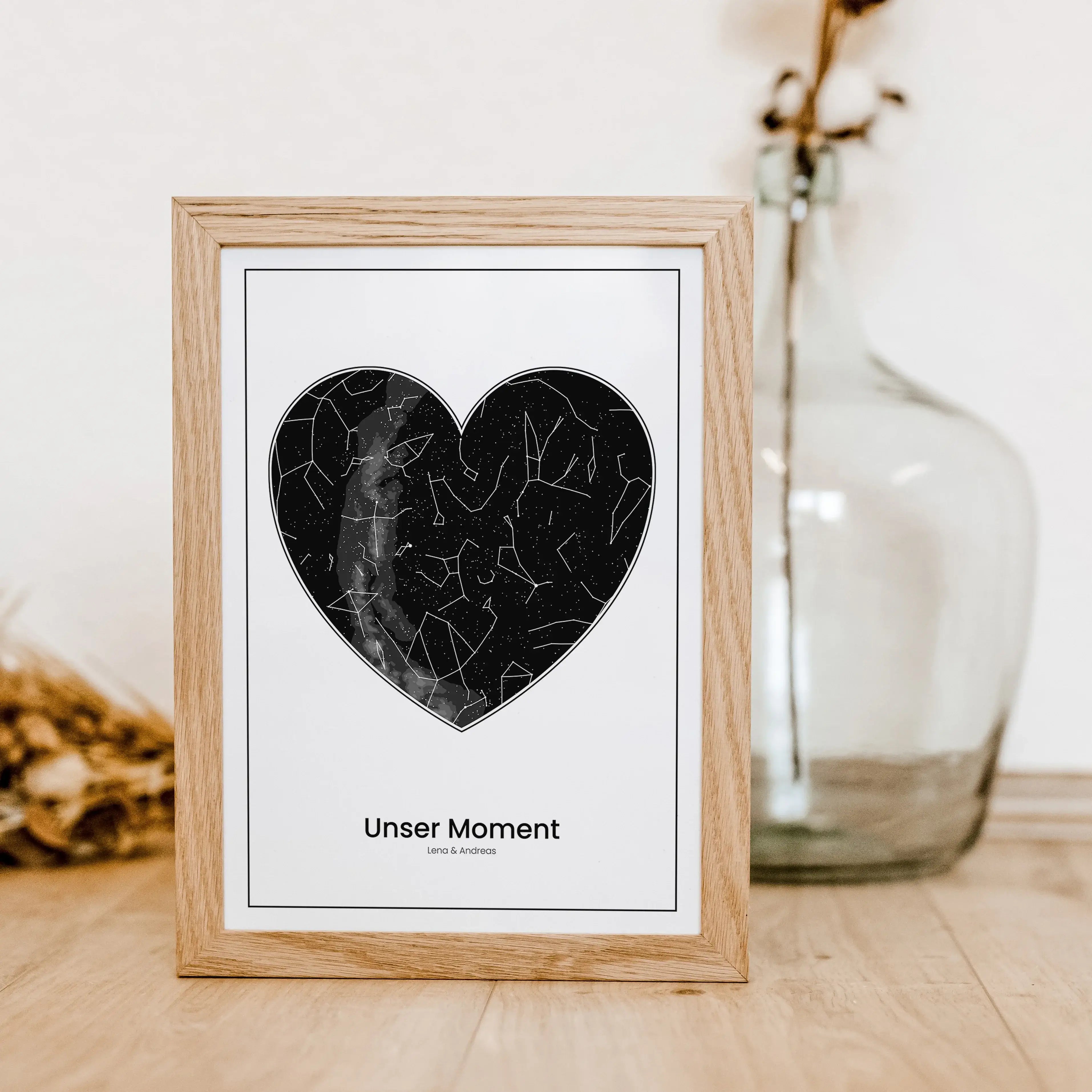 Sternenkarte Poster Herz - Personalisiertes Poster - famprints - Entdecke das einzigartige Sternenkarte Poster Herz – dein personalisiertes Kunstwerk, das den Sternenhimmel zu einem ganz besonderen Moment zeigt. Gib einfach Ort, Datum und Uhrzeit ein, und