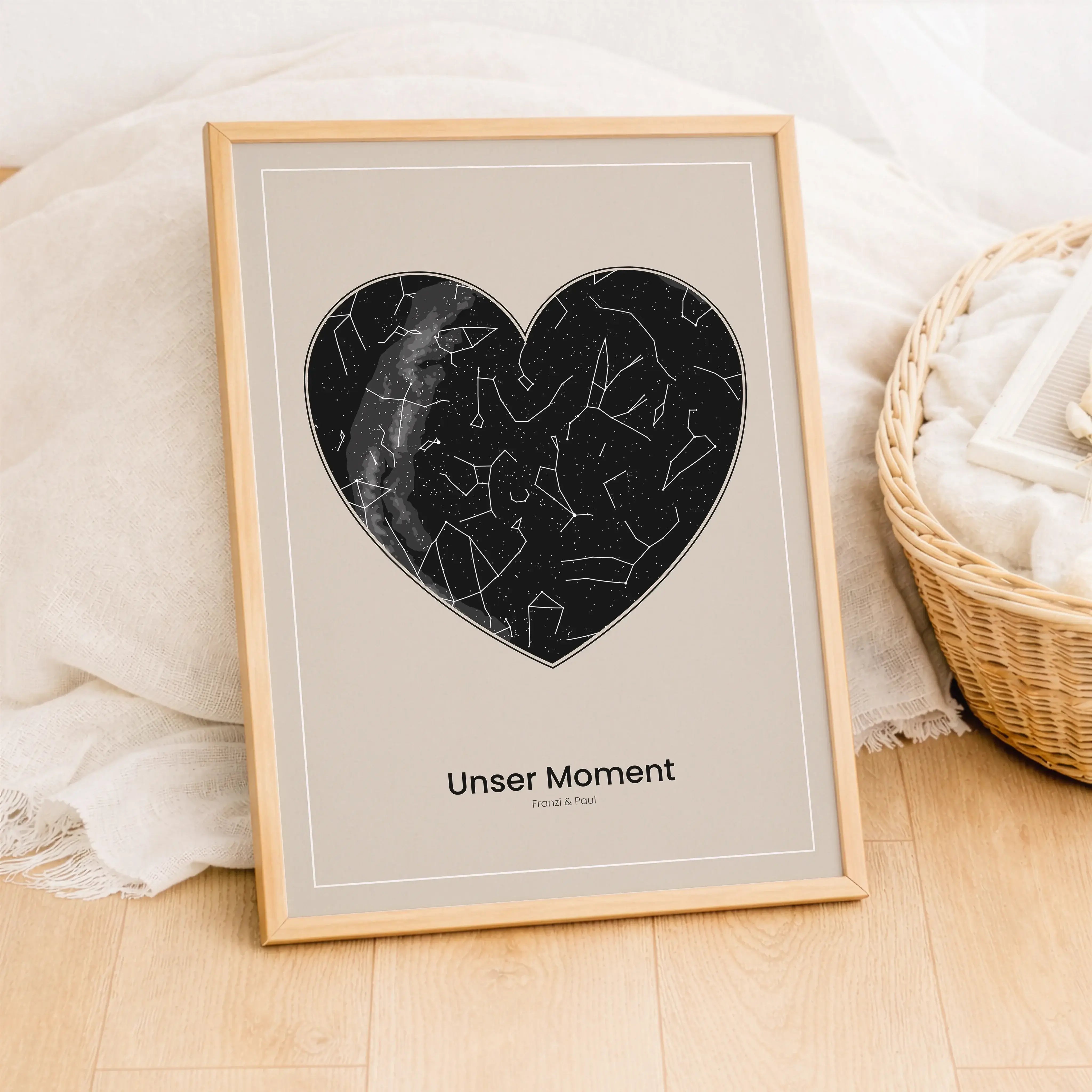Sternenkarte Poster Herz-Personalisiertes Poster-famprints-Das Sternenkarte Poster Herz hält einen Moment fest, der für dich zählt. Du bestimmst Ort, Datum und Uhrzeit und erhältst eine personalisierte Sternenkarte in Herzform, die exakt den damaligen Ste
