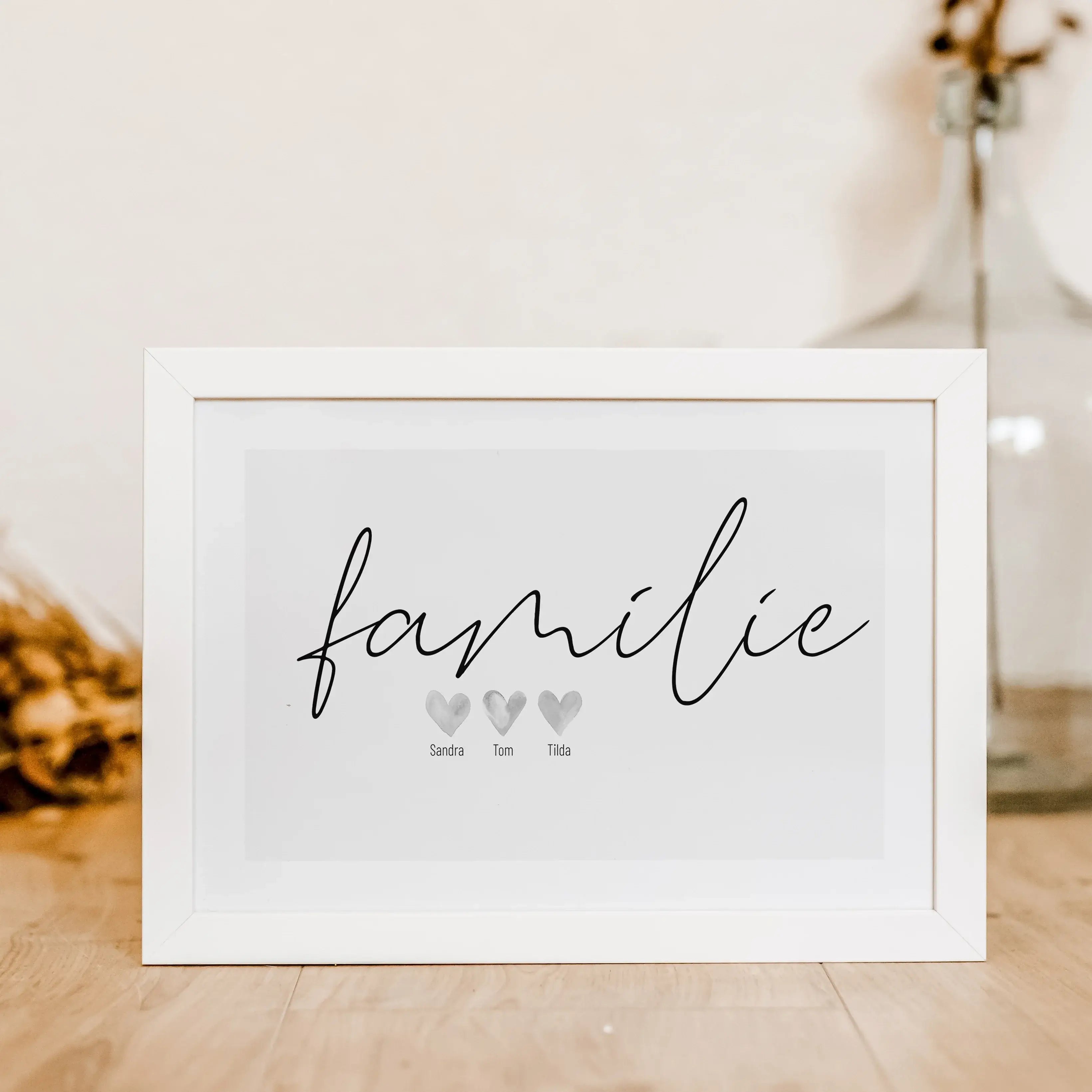Familienposter Family Herz-famprints-Personalisiertes Poster-Auf dem Familienposter 'Family' Herz findest du den handgeschriebenen 'family' Schriftzug. Darunter befinden sich bis zu 6 gemalte Wasserfarben Herzen die auf deine Personalisierung warten. Mit