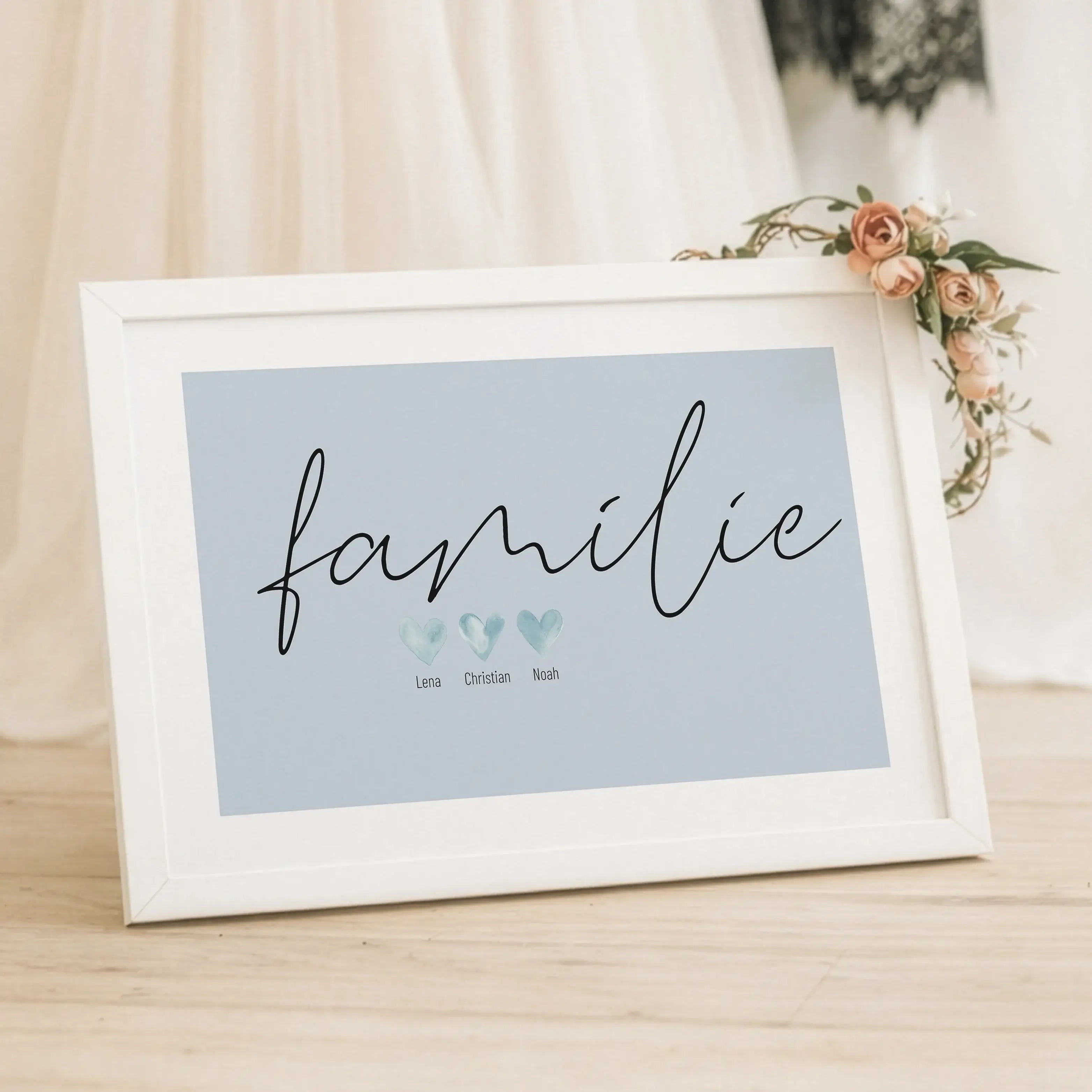 Familienposter Family Herz-Personalisiertes Poster-famprints-Das Familienposter Family Herz ist eine stilvolle Möglichkeit, eure Familie sichtbar zu machen. Im Mittelpunkt steht der handgeschriebene Schriftzug, den du wahlweise als family oder familie ges