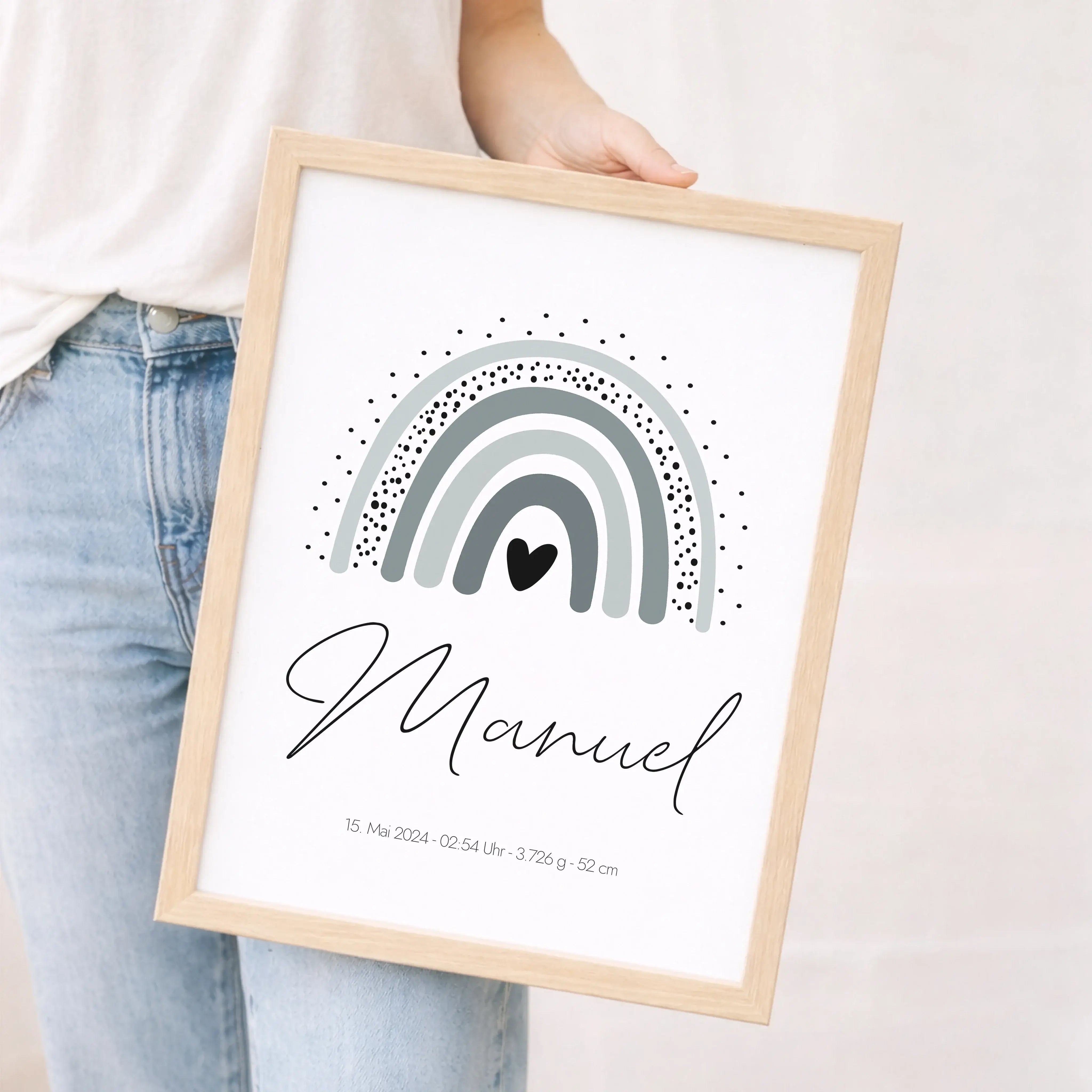 Regenbogen Poster-Personalisiertes Poster-famprints-Das Regenbogen Poster ist eine liebevolle Wanddekoration für das Kinderzimmer und verbindet modernes Design mit persönlicher Bedeutung. Durch die sanften Farben und die klare Regenbogen-Illustration wirk