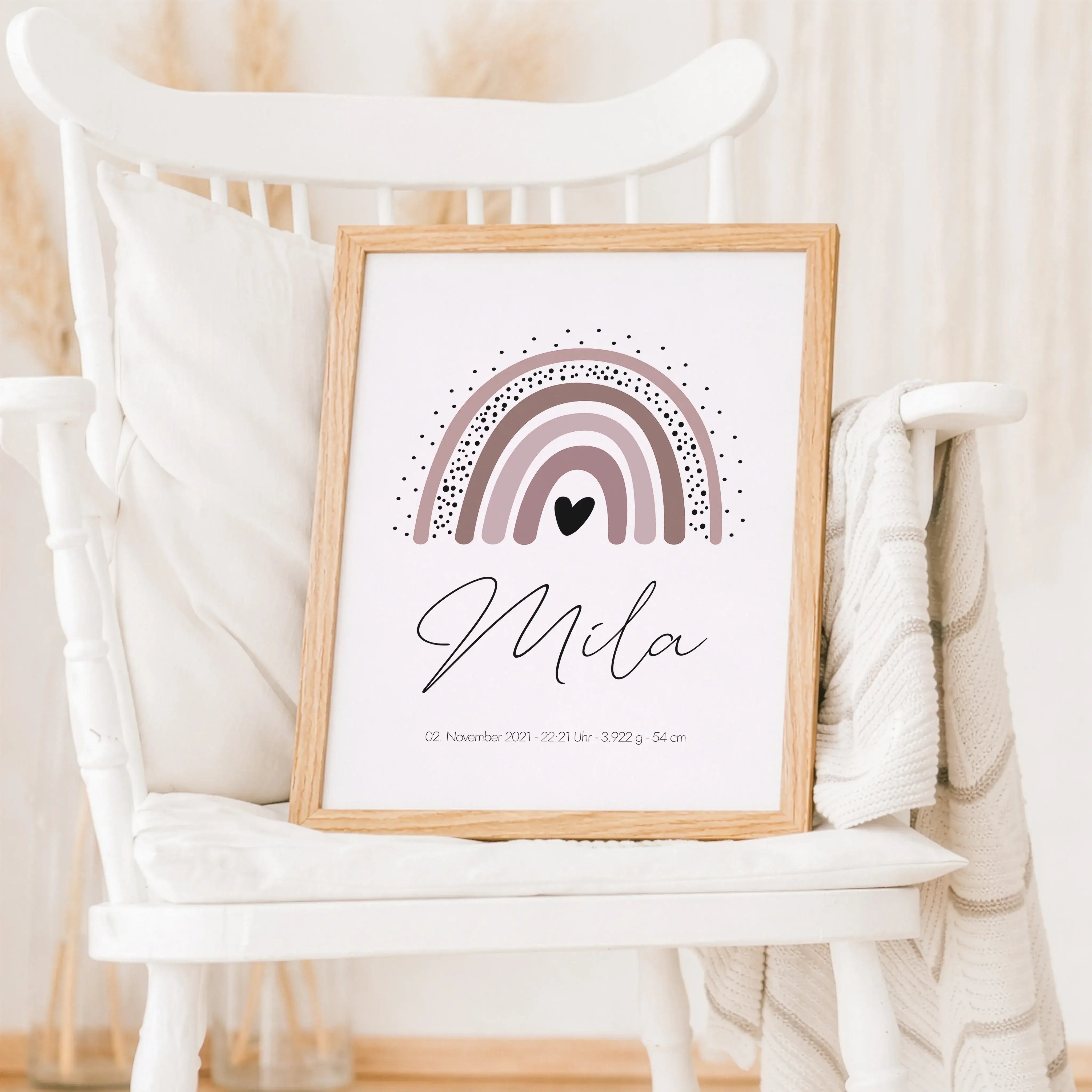 Regenbogen Poster-Personalisiertes Poster-famprints-Das Regenbogen Poster ist eine liebevolle Wanddekoration für das Kinderzimmer und verbindet modernes Design mit persönlicher Bedeutung. Durch die sanften Farben und die klare Regenbogen-Illustration wirk