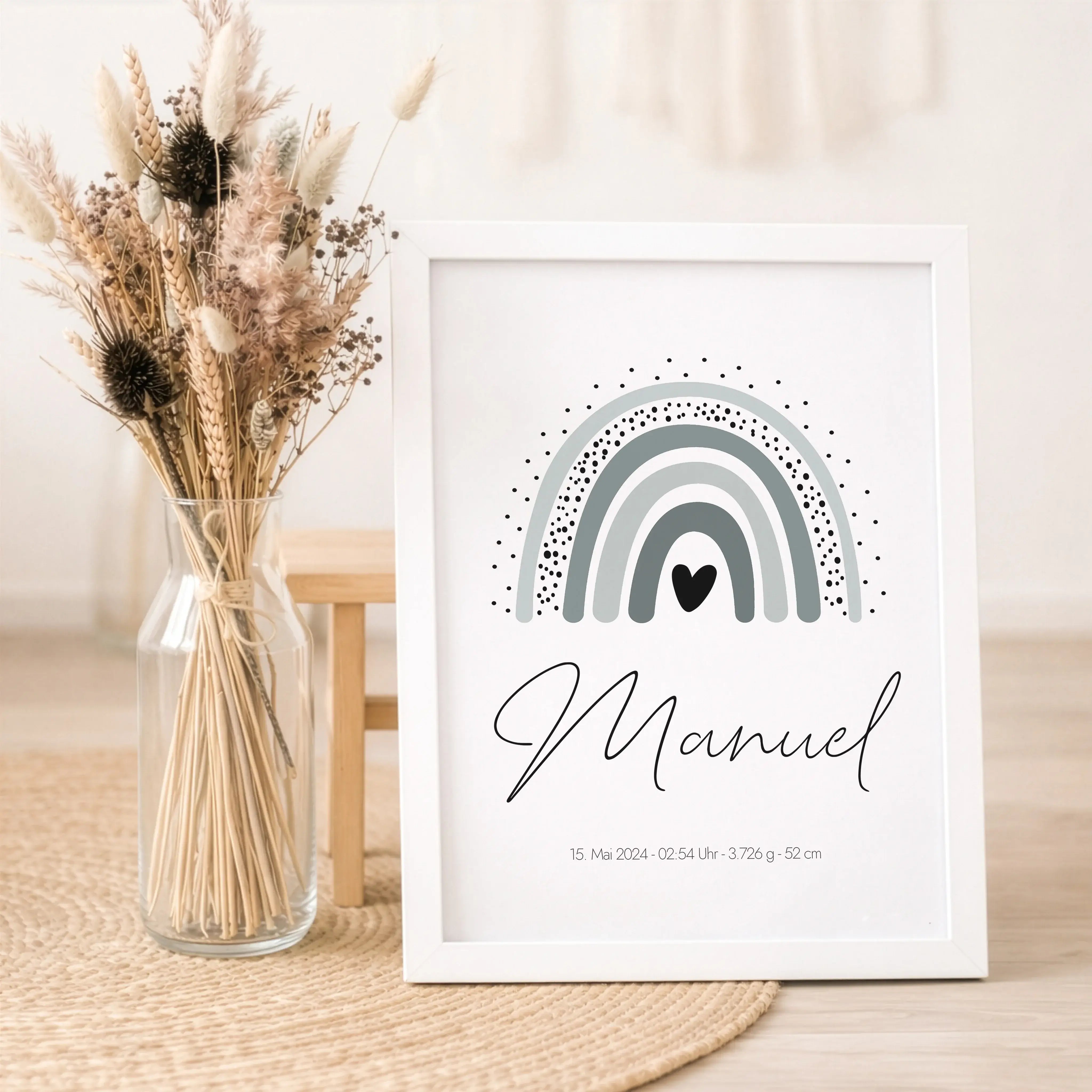 Regenbogen Poster-Personalisiertes Poster-famprints-Das Regenbogen Poster ist eine liebevolle Wanddekoration für das Kinderzimmer und verbindet modernes Design mit persönlicher Bedeutung. Durch die sanften Farben und die klare Regenbogen-Illustration wirk