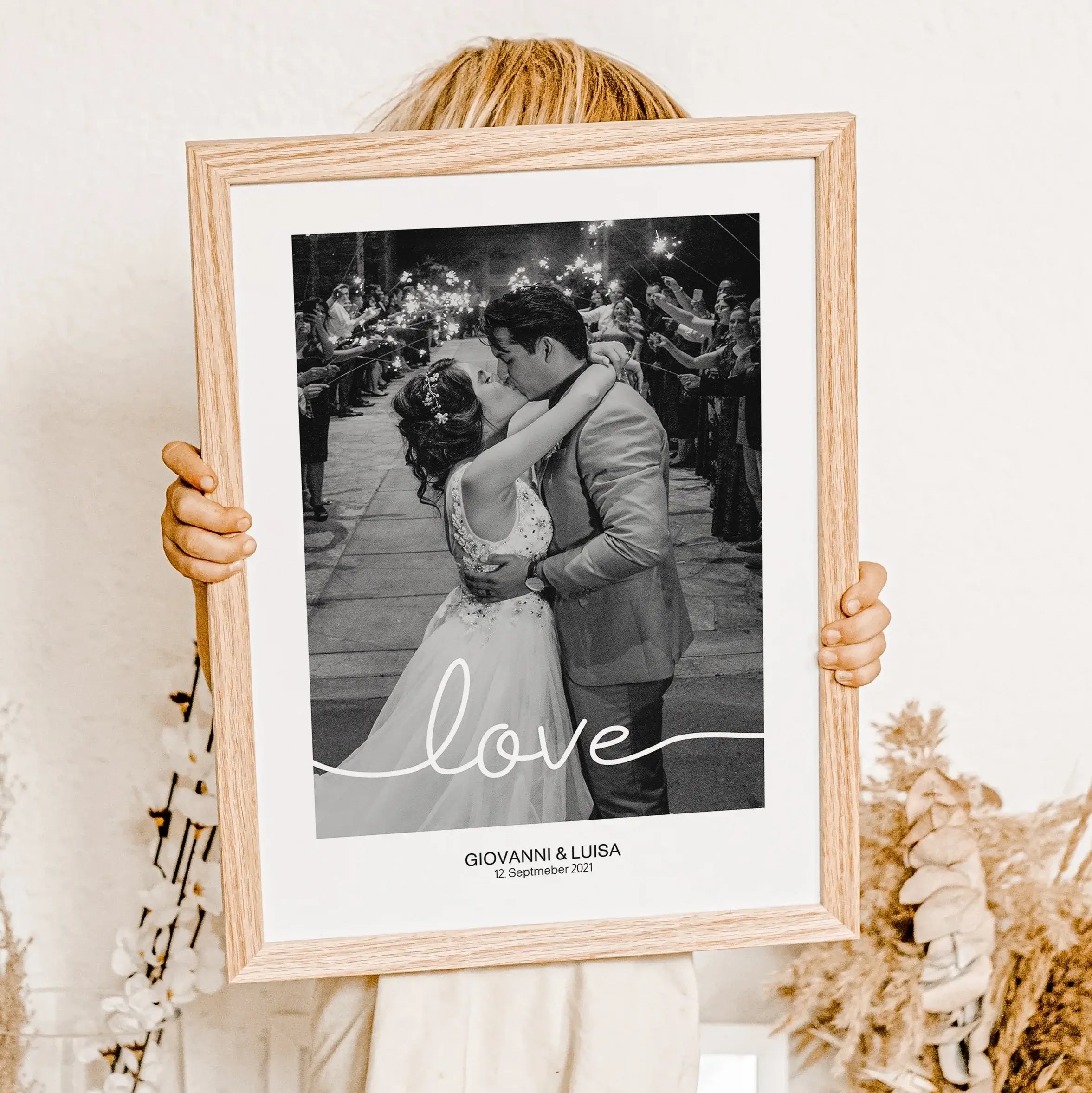 Hochzeitsposter love-famprints-Personalisiertes Poster-Auf dem Hochzeitsposter 'love' findest du den Schriftzug 'love' über deinem persönlichen Foto. Sende uns hierzu einfach dein Foto und wähle ob die Farbdarstellung in Farbe oder Schwarz-Weiß sein soll.