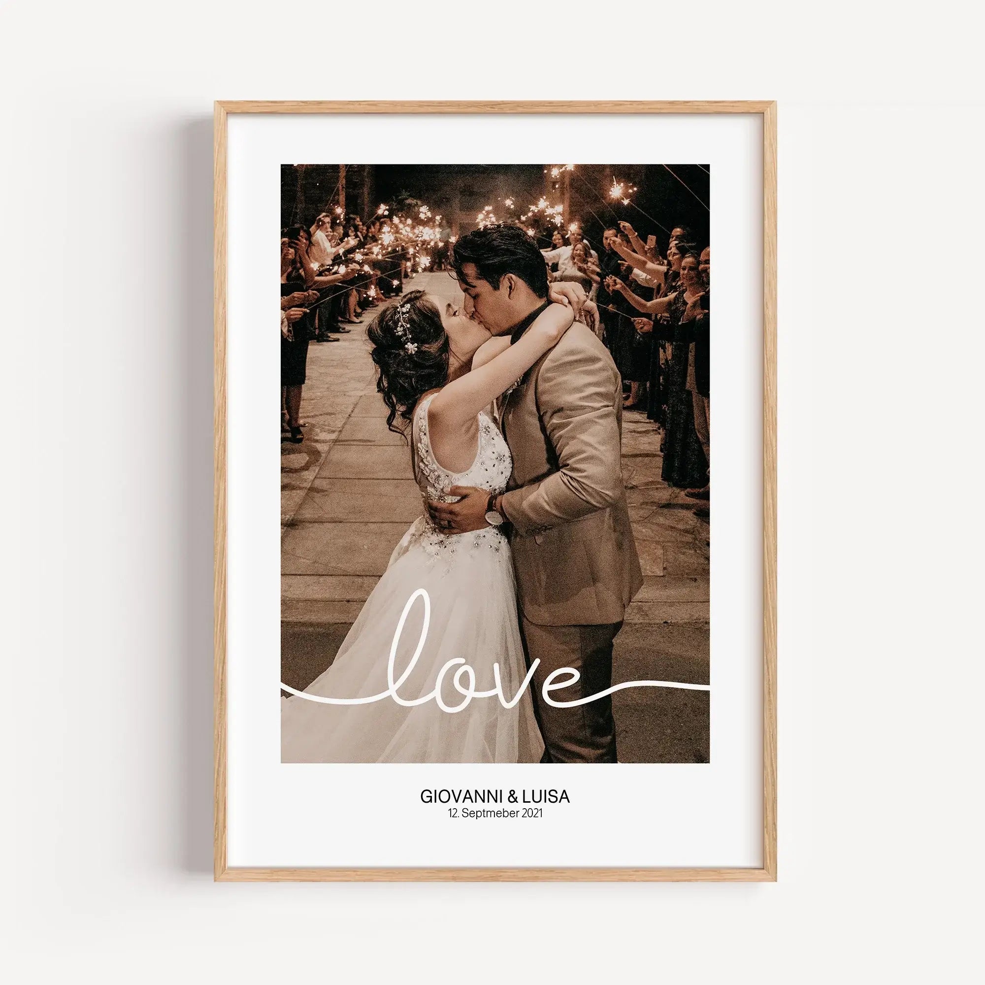 Hochzeitsposter love-Personalisiertes Poster-famprints-Das Hochzeitsposter love von famprints ist eine persönliche Geschenkidee für Paare, die ihre Liebe sichtbar machen möchten. Dein eigenes Foto steht im Mittelpunkt und wird durch den klaren Schriftzug