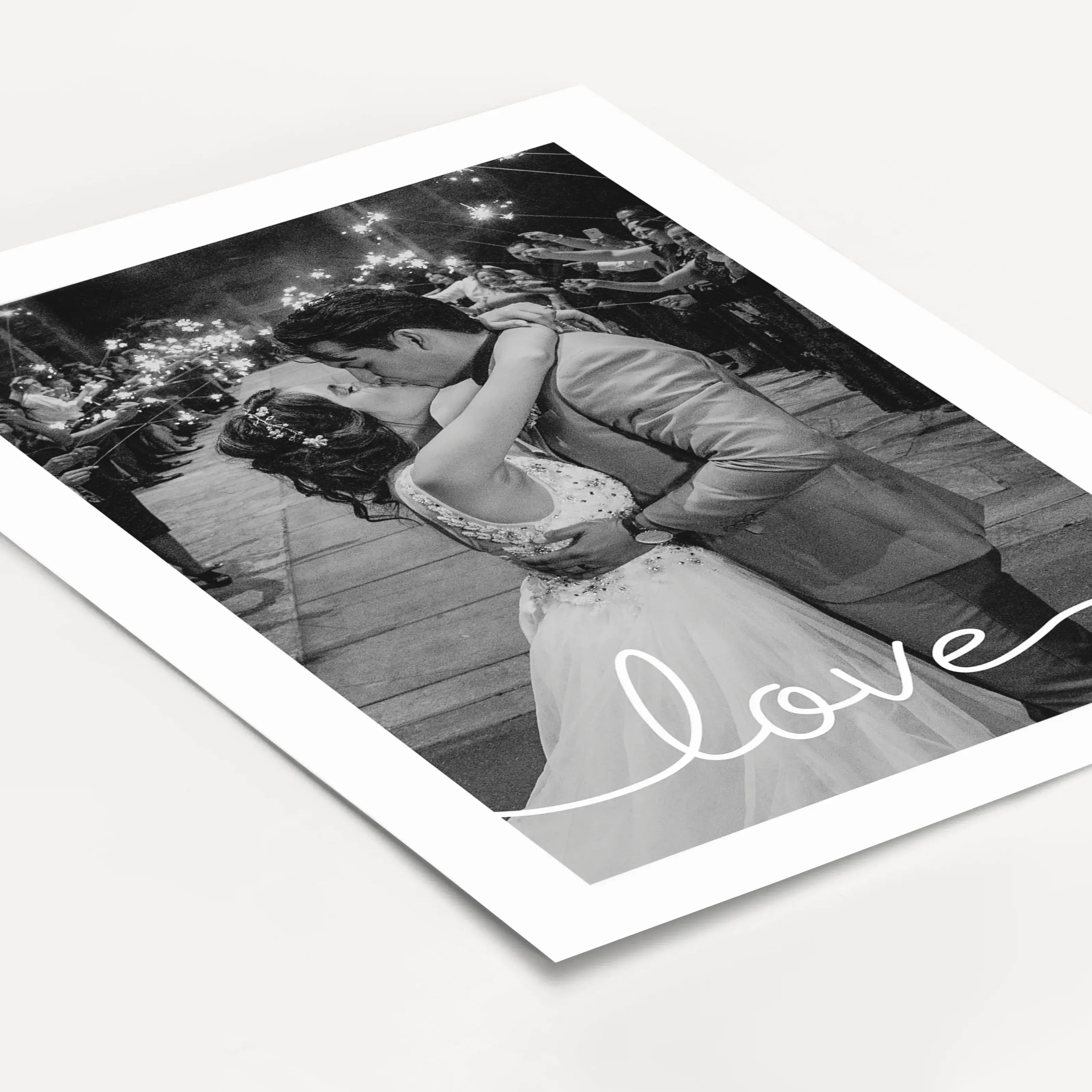 Hochzeitsposter love-Personalisiertes Poster-famprints-Das Hochzeitsposter love von famprints ist eine persönliche Geschenkidee für Paare, die ihre Liebe sichtbar machen möchten. Dein eigenes Foto steht im Mittelpunkt und wird durch den klaren Schriftzug