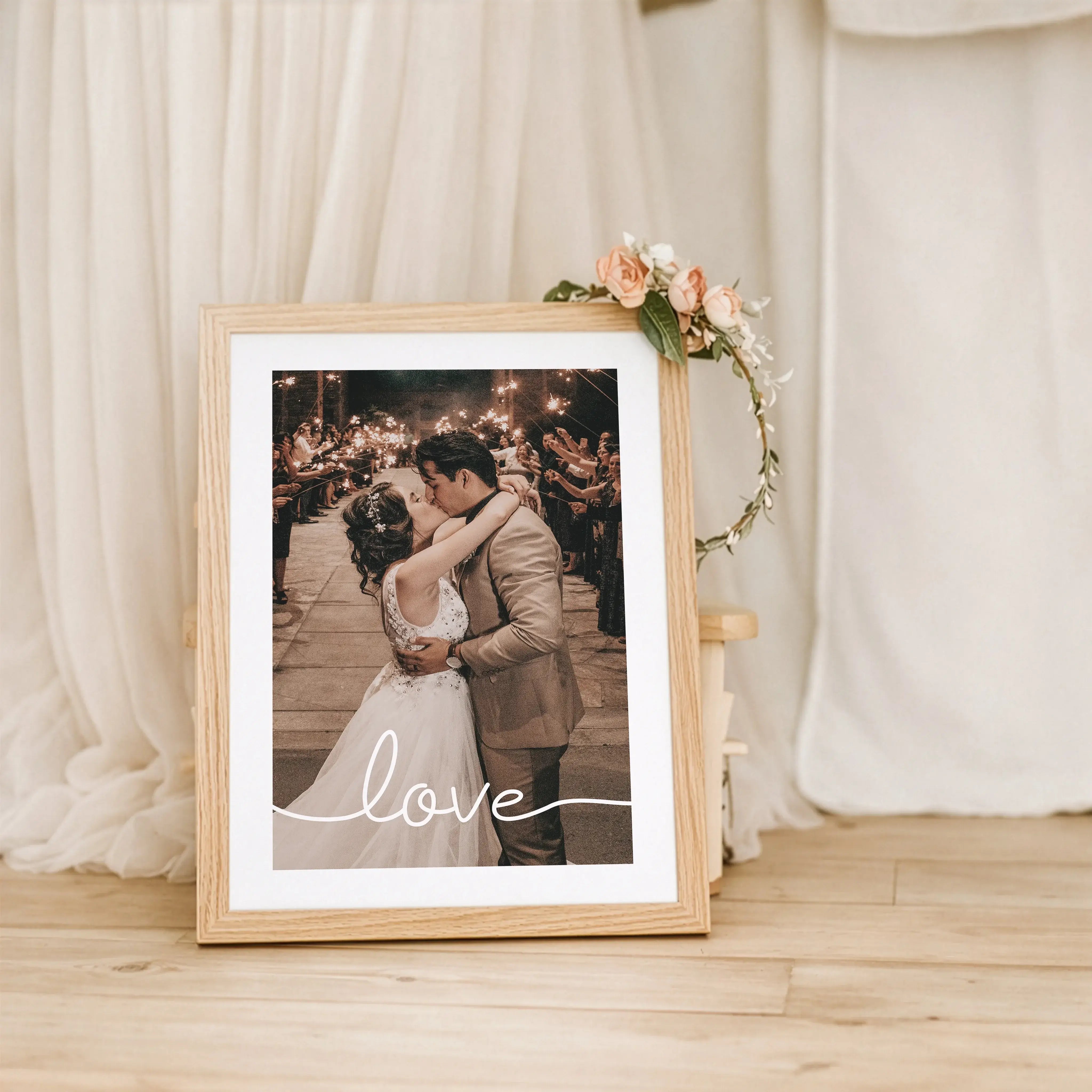 Hochzeitsposter love-Personalisiertes Poster-famprints-Das Hochzeitsposter love von famprints ist eine persönliche Geschenkidee für Paare, die ihre Liebe sichtbar machen möchten. Dein eigenes Foto steht im Mittelpunkt und wird durch den klaren Schriftzug