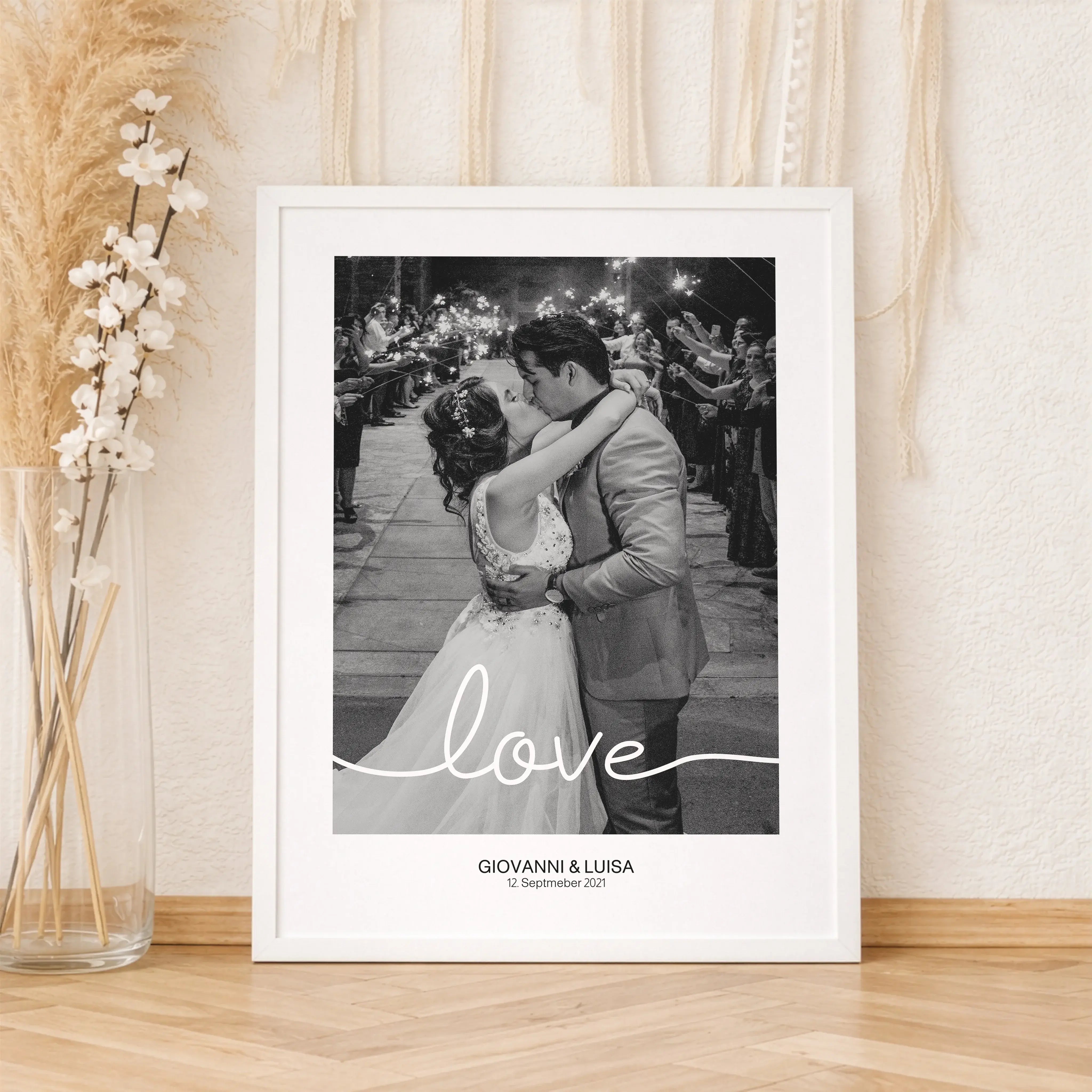 Hochzeitsposter love-Personalisiertes Poster-famprints-Das Hochzeitsposter love von famprints ist eine persönliche Geschenkidee für Paare, die ihre Liebe sichtbar machen möchten. Dein eigenes Foto steht im Mittelpunkt und wird durch den klaren Schriftzug