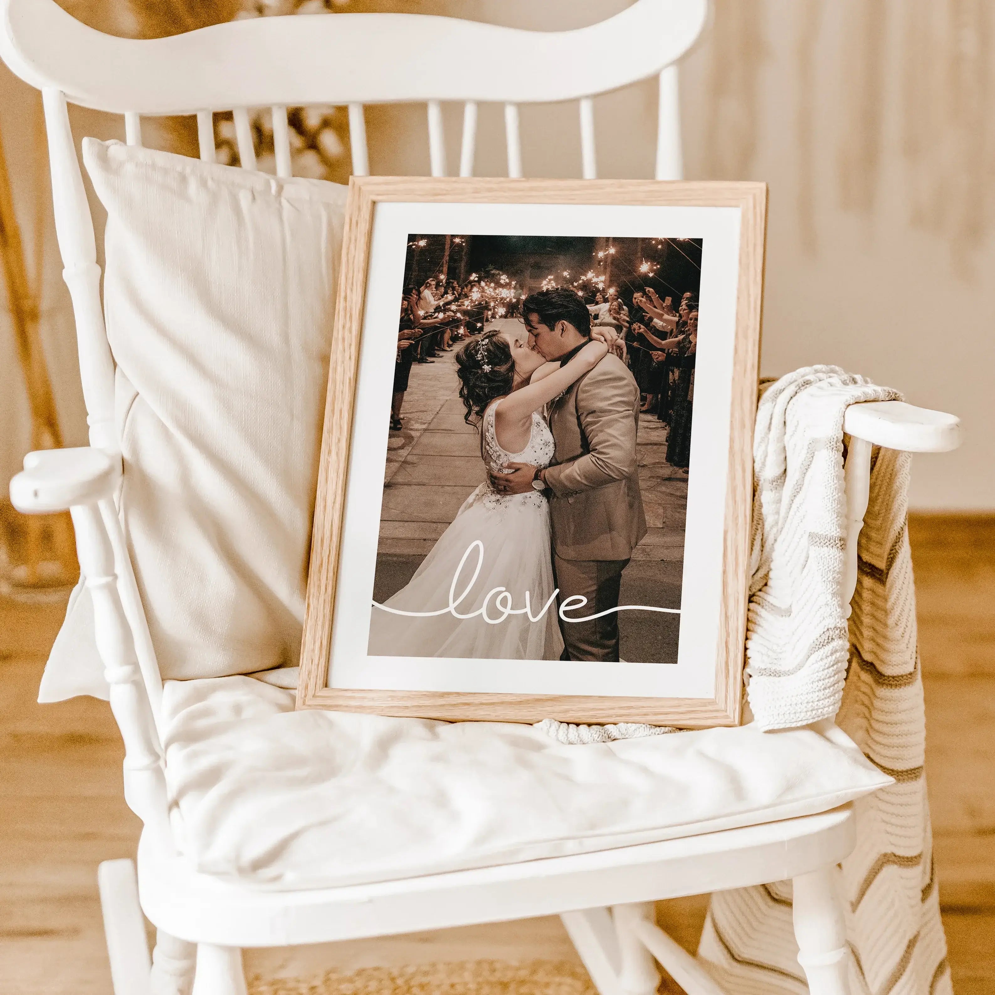 Hochzeitsposter love-famprints-Personalisiertes Poster-Auf dem Hochzeitsposter 'love' findest du den Schriftzug 'love' über deinem persönlichen Foto. Sende uns hierzu einfach dein Foto und wähle ob die Farbdarstellung in Farbe oder Schwarz-Weiß sein soll.