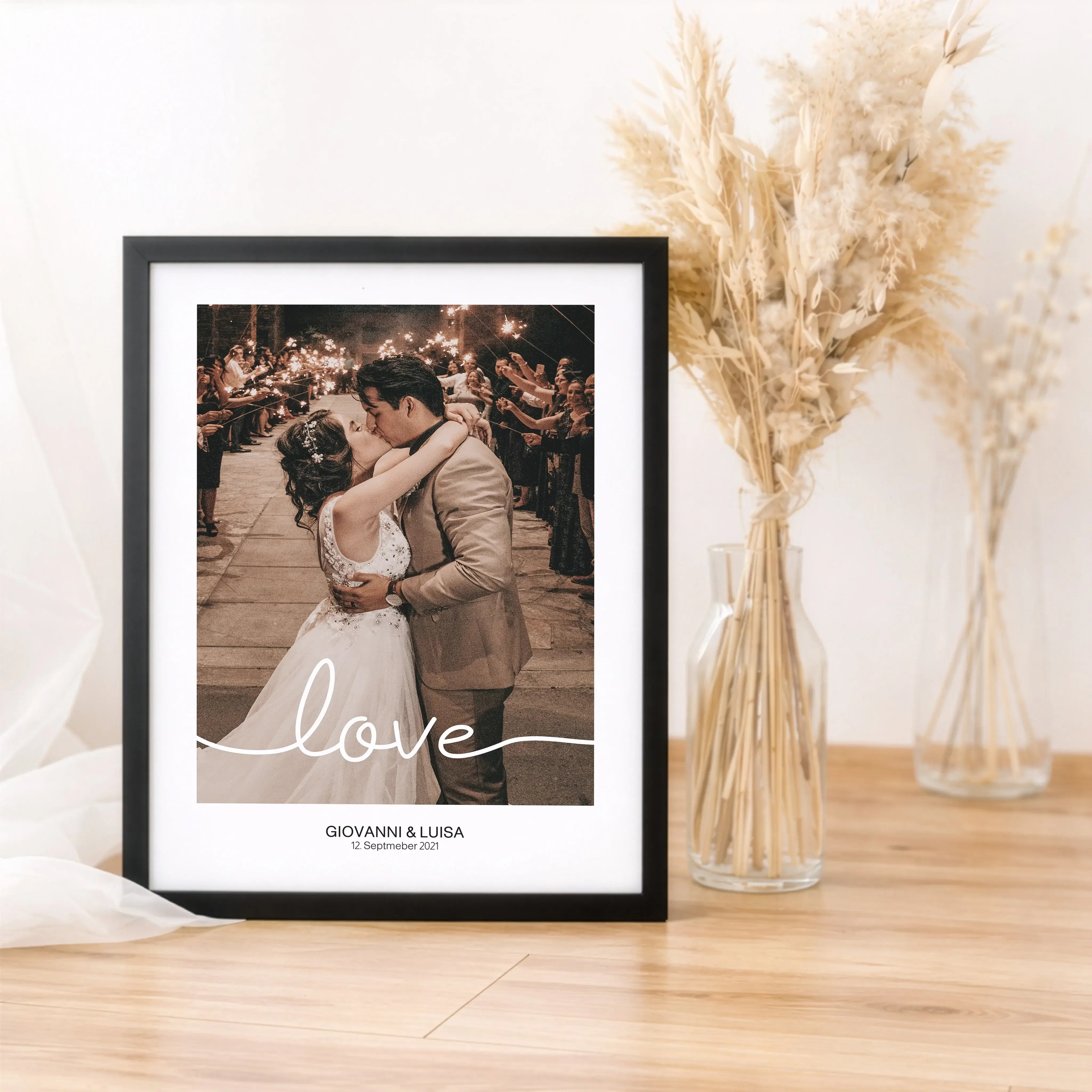 Hochzeitsposter love-Personalisiertes Poster-famprints-Das Hochzeitsposter love von famprints ist eine persönliche Geschenkidee für Paare, die ihre Liebe sichtbar machen möchten. Dein eigenes Foto steht im Mittelpunkt und wird durch den klaren Schriftzug