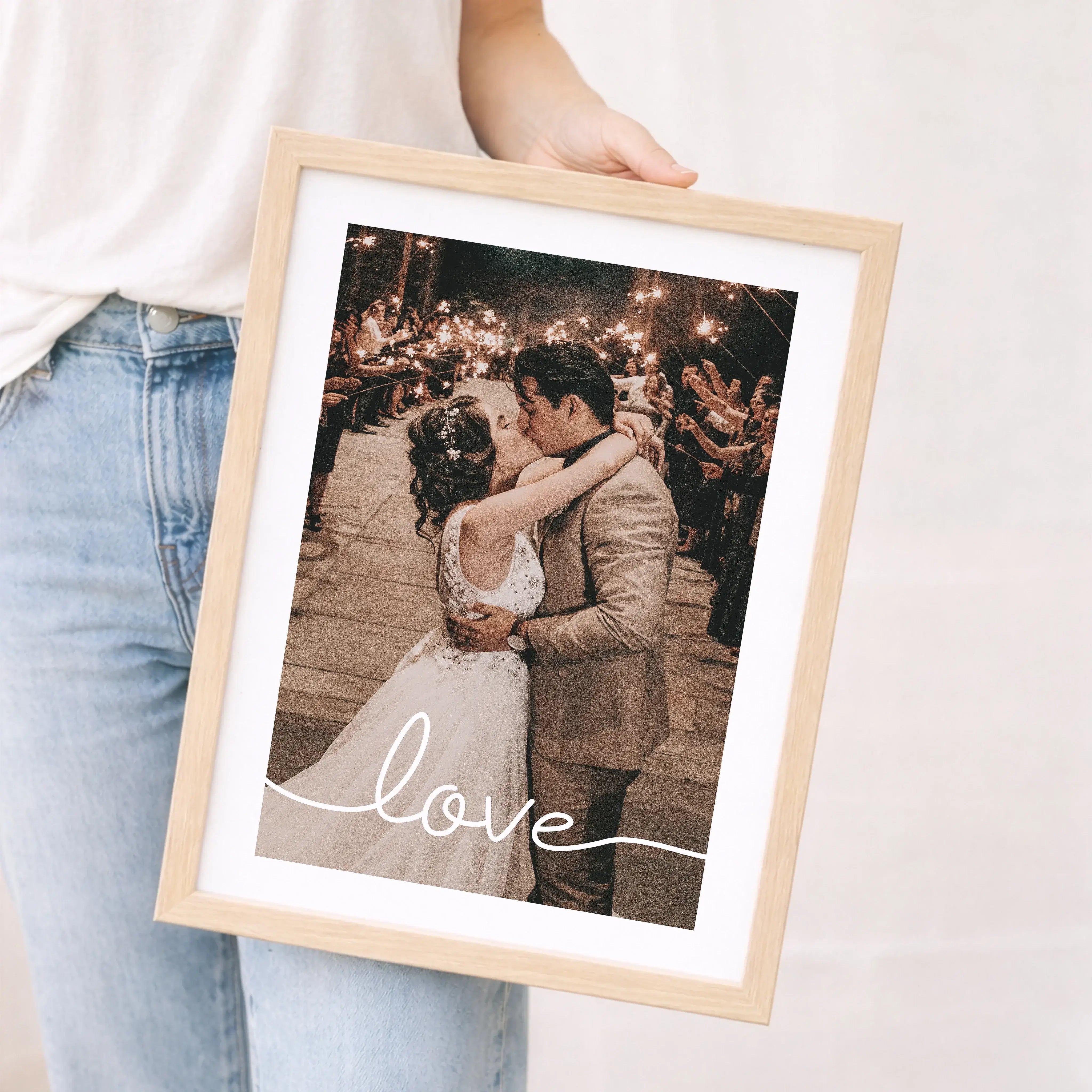 Hochzeitsposter love-Personalisiertes Poster-famprints-Das Hochzeitsposter love von famprints ist eine persönliche Geschenkidee für Paare, die ihre Liebe sichtbar machen möchten. Dein eigenes Foto steht im Mittelpunkt und wird durch den klaren Schriftzug