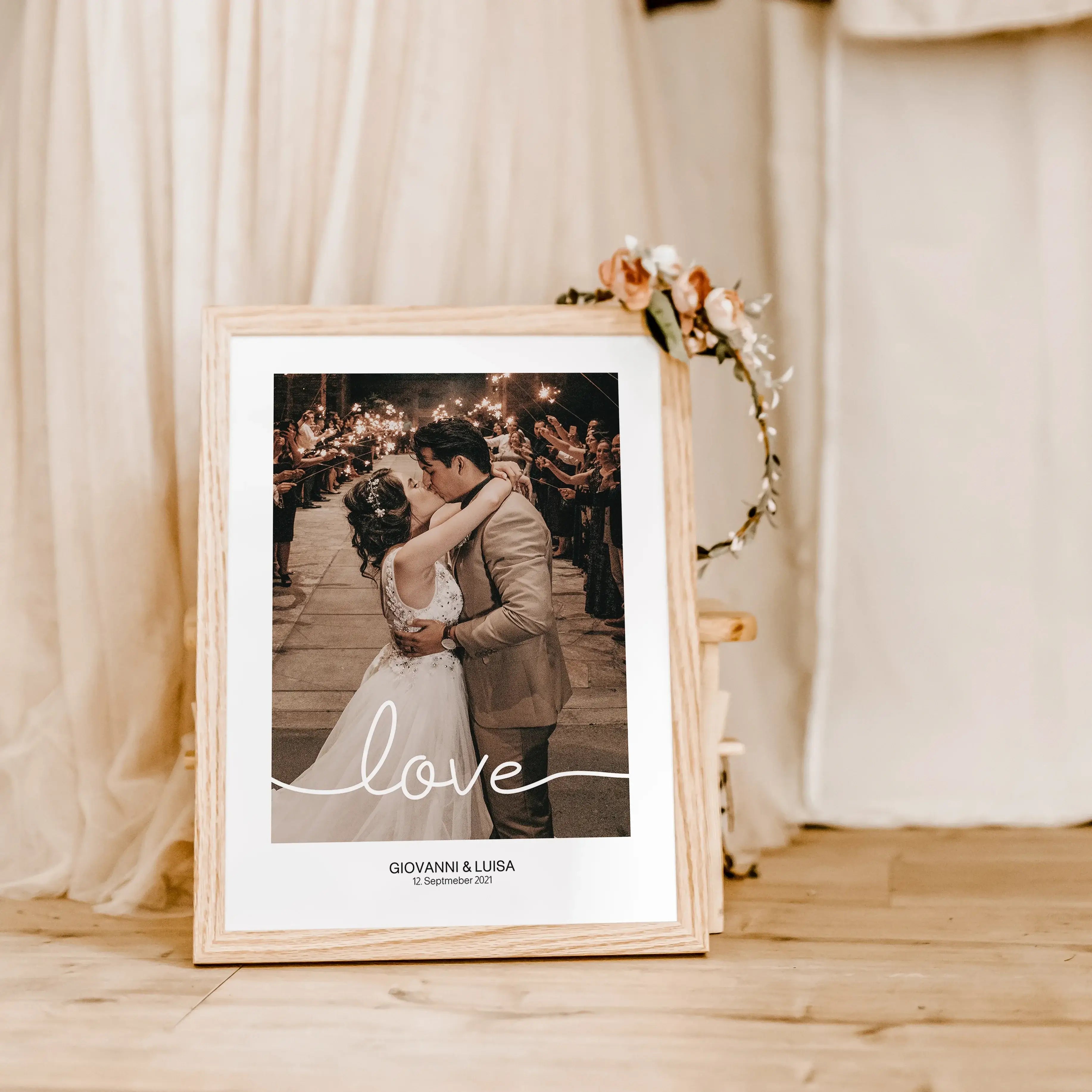 Hochzeitsposter love-famprints-Personalisiertes Poster-Auf dem Hochzeitsposter 'love' findest du den Schriftzug 'love' über deinem persönlichen Foto. Sende uns hierzu einfach dein Foto und wähle ob die Farbdarstellung in Farbe oder Schwarz-Weiß sein soll.