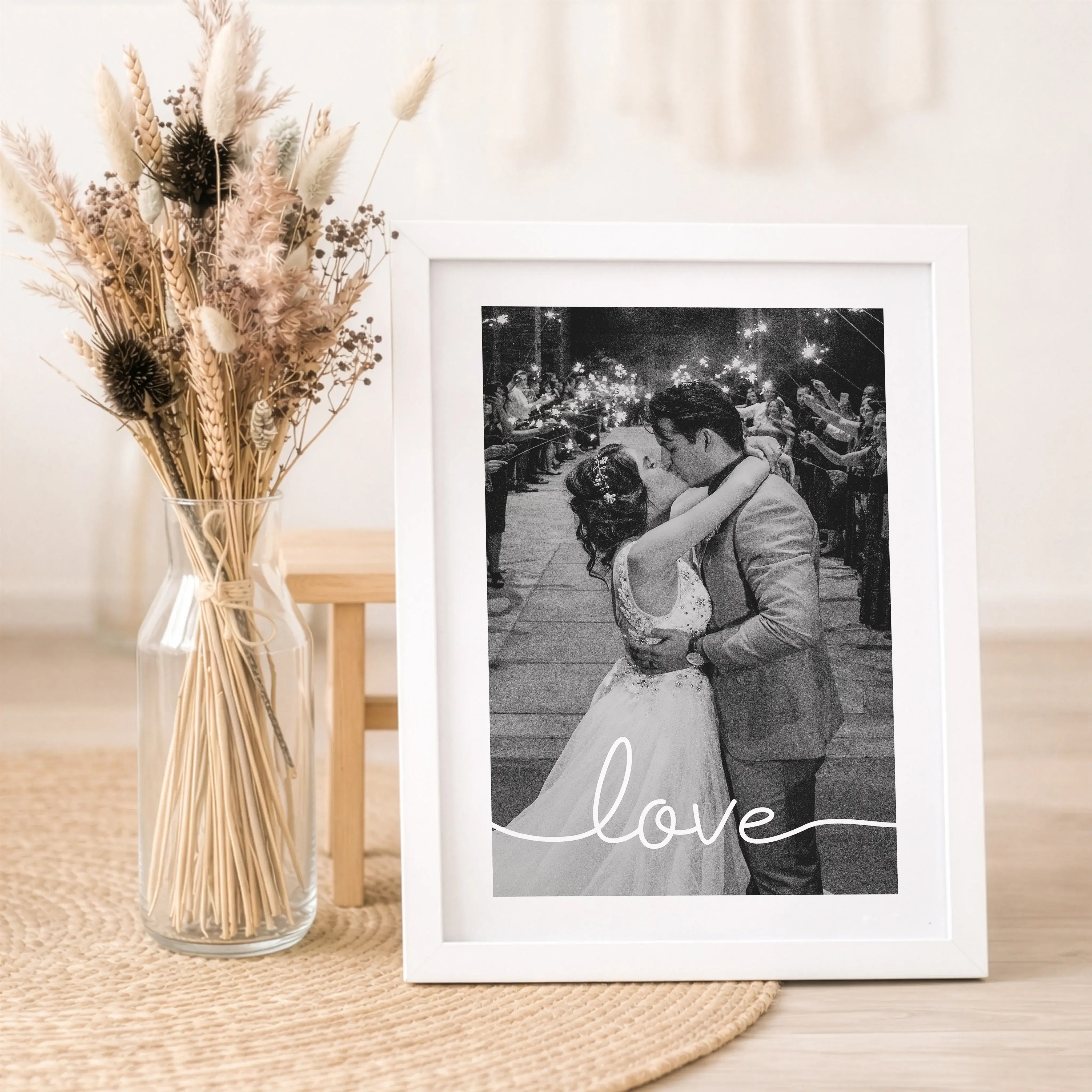 Hochzeitsposter love-Personalisiertes Poster-famprints-Das Hochzeitsposter love von famprints ist eine persönliche Geschenkidee für Paare, die ihre Liebe sichtbar machen möchten. Dein eigenes Foto steht im Mittelpunkt und wird durch den klaren Schriftzug