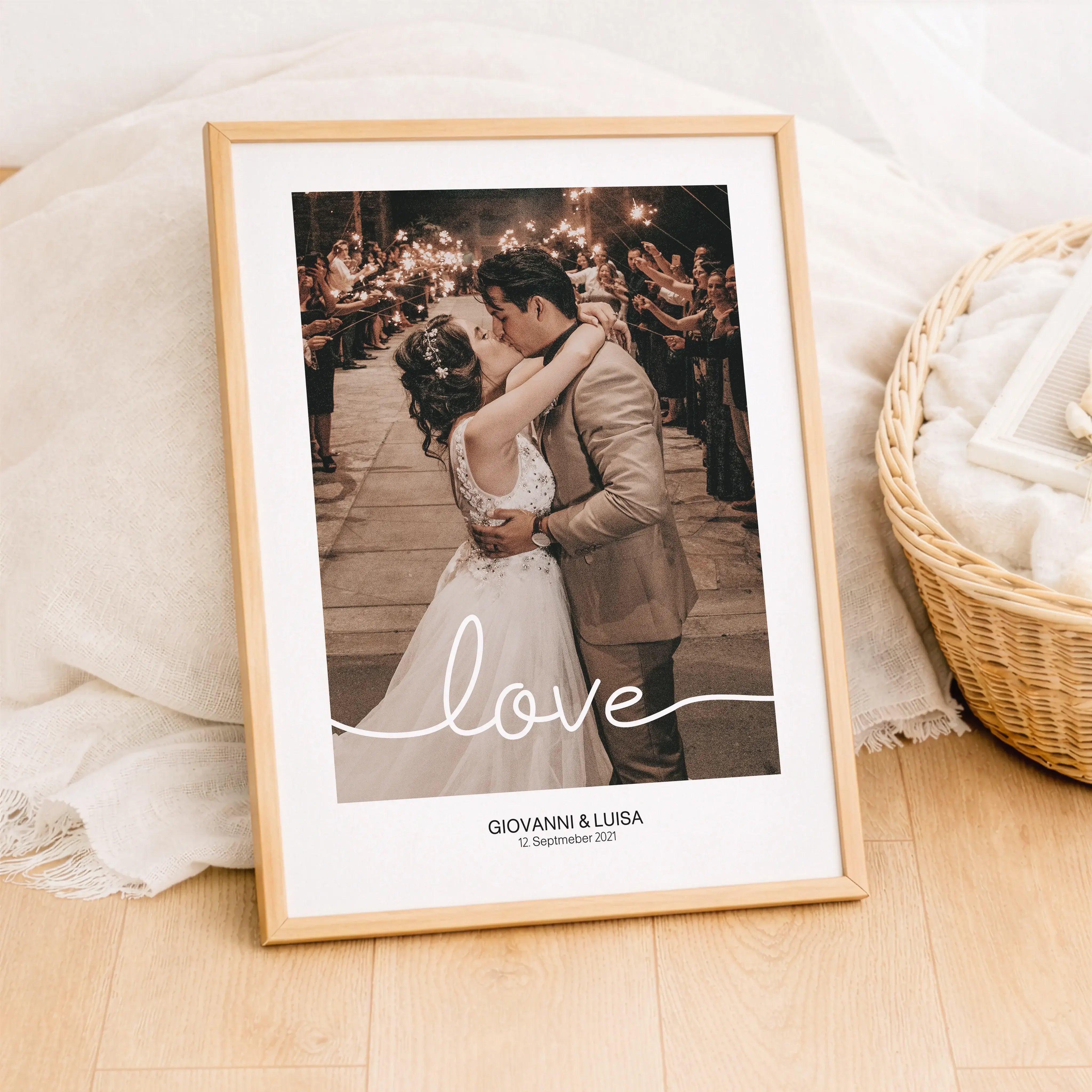 Hochzeitsposter love-Personalisiertes Poster-famprints-Das Hochzeitsposter love von famprints ist eine persönliche Geschenkidee für Paare, die ihre Liebe sichtbar machen möchten. Dein eigenes Foto steht im Mittelpunkt und wird durch den klaren Schriftzug